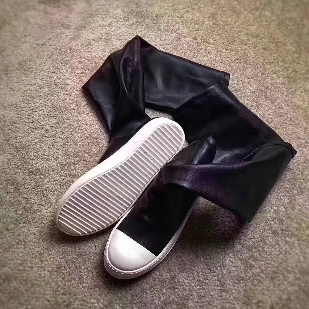 P200 瑞克·欧文斯Rick owens Thigh High Sneaker Boots 大长腿高帮女士球靴“黑白” ，靴筒更改无拼接，原板奶香底，面料仿羊纹，手感细腻，瘦腿女神板
尺码：34-40(34.40订做不退不换)普遍仿羊纹