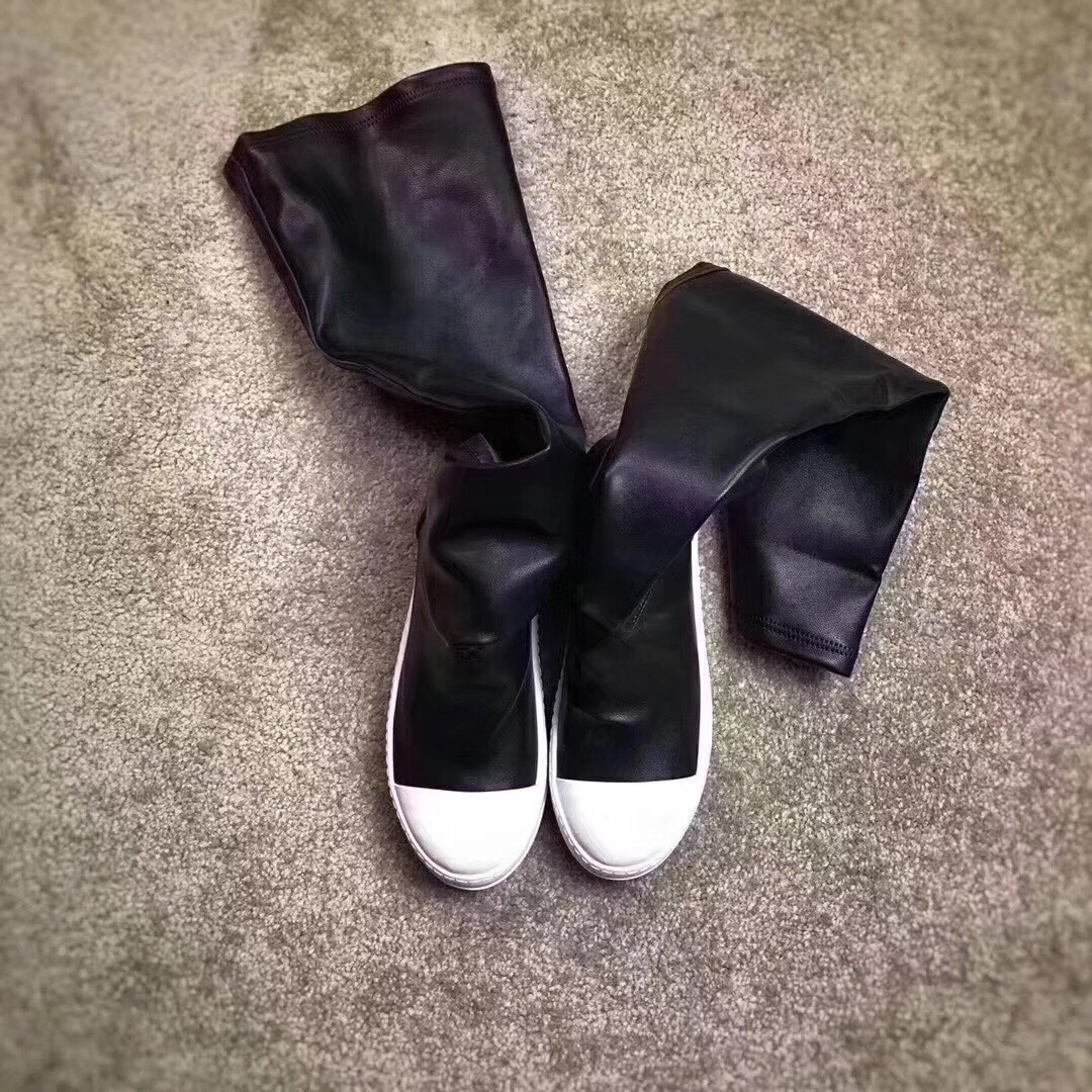 P200 瑞克·欧文斯Rick owens Thigh High Sneaker Boots 大长腿高帮女士球靴“黑白” ，靴筒更改无拼接，原板奶香底，面料仿羊纹，手感细腻，瘦腿女神板
尺码：34-40(34.40订做不退不换)普遍仿羊纹