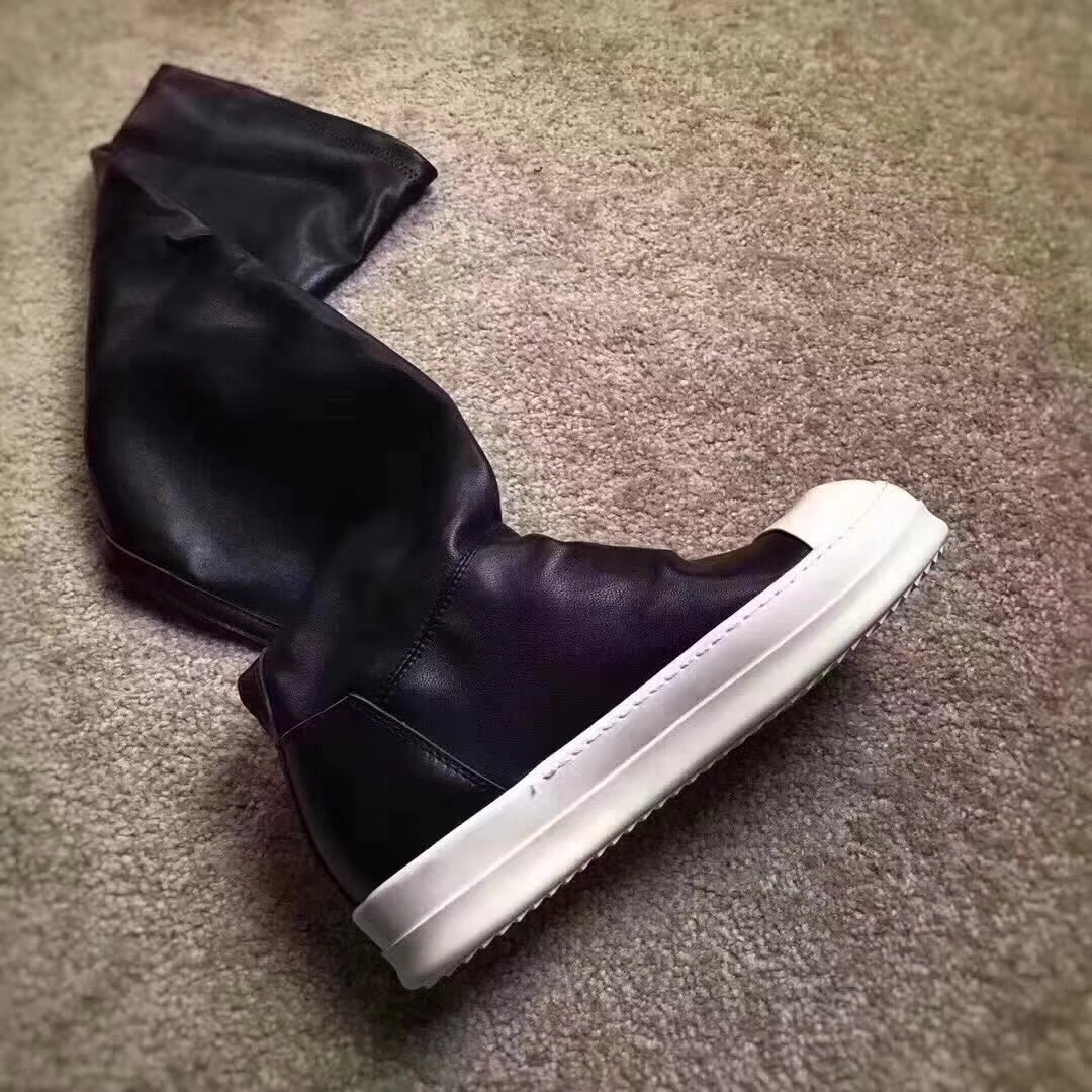 P200 瑞克·欧文斯Rick owens Thigh High Sneaker Boots 大长腿高帮女士球靴“黑白” ，靴筒更改无拼接，原板奶香底，面料仿羊纹，手感细腻，瘦腿女神板
尺码：34-40(34.40订做不退不换)普遍仿羊纹