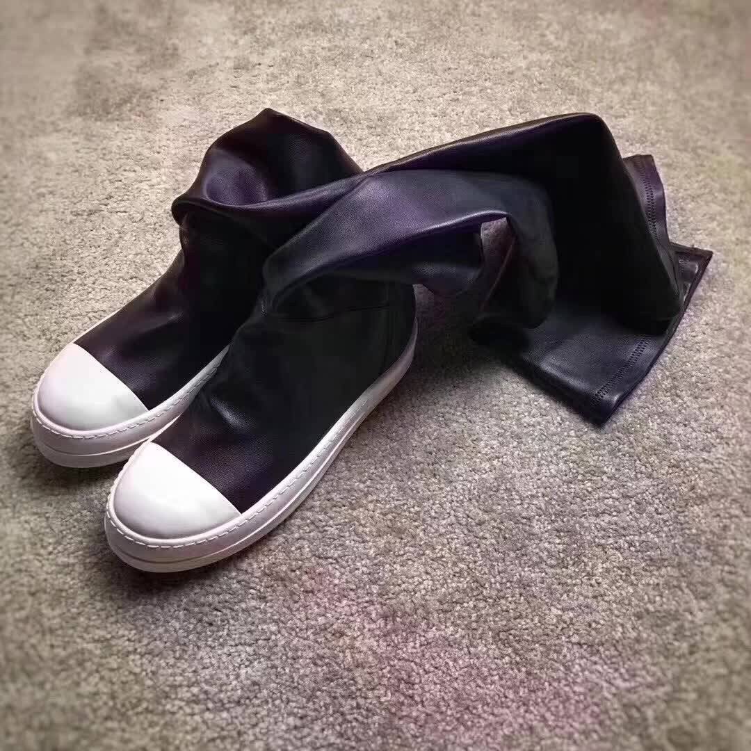 P200 瑞克·欧文斯Rick owens Thigh High Sneaker Boots 大长腿高帮女士球靴“黑白” ，靴筒更改无拼接，原板奶香底，面料仿羊纹，手感细腻，瘦腿女神板
尺码：34-40(34.40订做不退不换)普遍仿羊纹