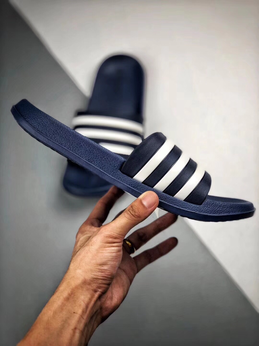 Adidas Original Adilette条纹系列 防水 防滑 超软舒适 被无数街拍潮人穿到烂，撞鞋率极高的一款拖鞋，简约的条纹配以各种撞色，专属Adidas运用到拖鞋上，带来强烈的运动感。Size： 35 36 37 38 39 40 41 42 43 44 45