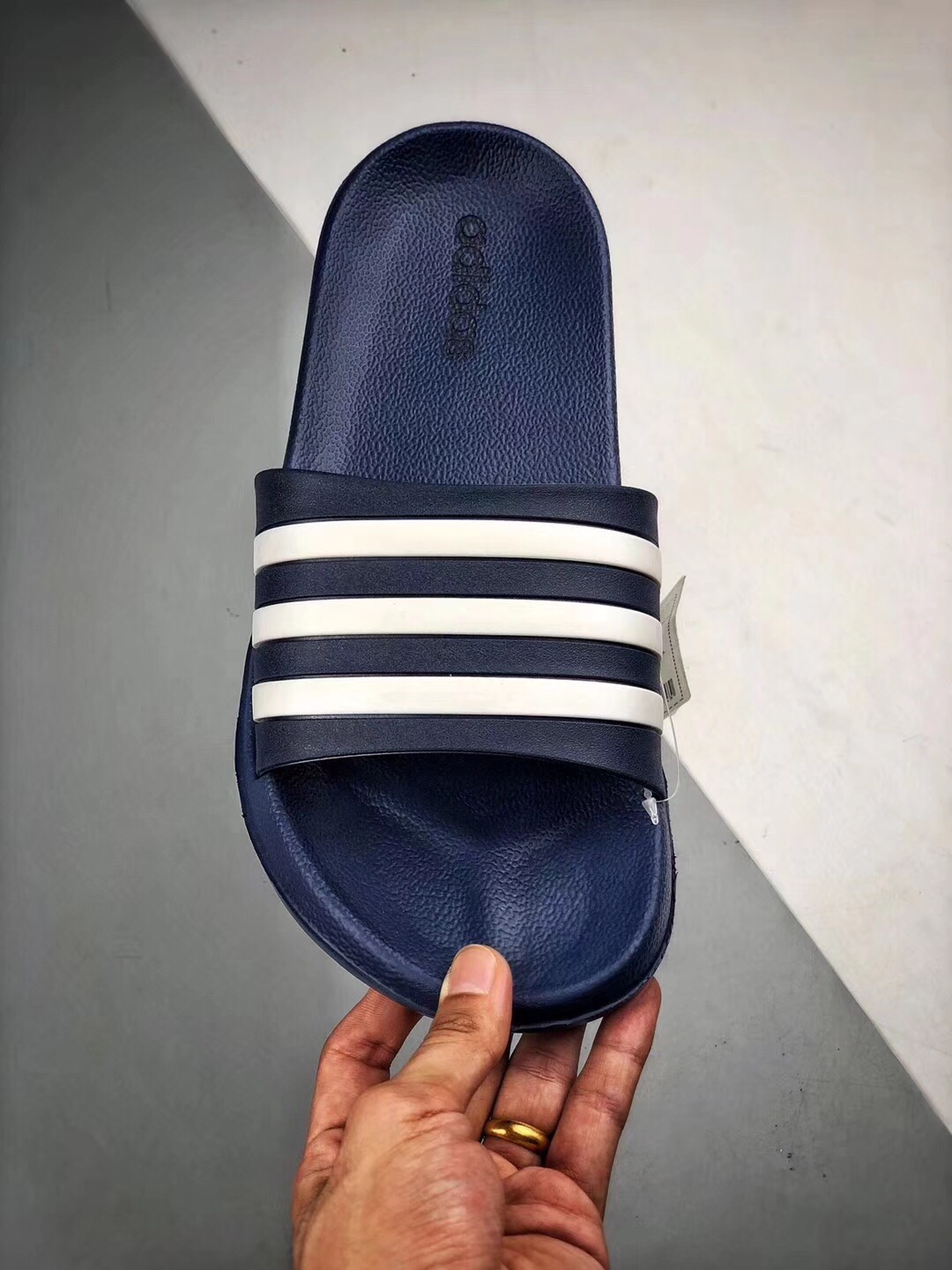 Adidas Original Adilette条纹系列 防水 防滑 超软舒适 被无数街拍潮人穿到烂，撞鞋率极高的一款拖鞋，简约的条纹配以各种撞色，专属Adidas运用到拖鞋上，带来强烈的运动感。Size： 35 36 37 38 39 40 41 42 43 44 45