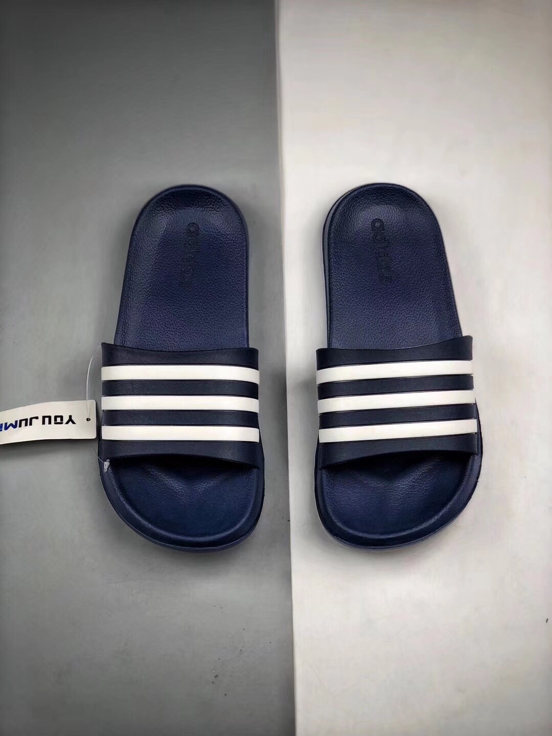 Adidas Original Adilette条纹系列 防水 防滑 超软舒适 被无数街拍潮人穿到烂，撞鞋率极高的一款拖鞋，简约的条纹配以各种撞色，专属Adidas运用到拖鞋上，带来强烈的运动感。Size： 35 36 37 38 39 40 41 42 43 44 45