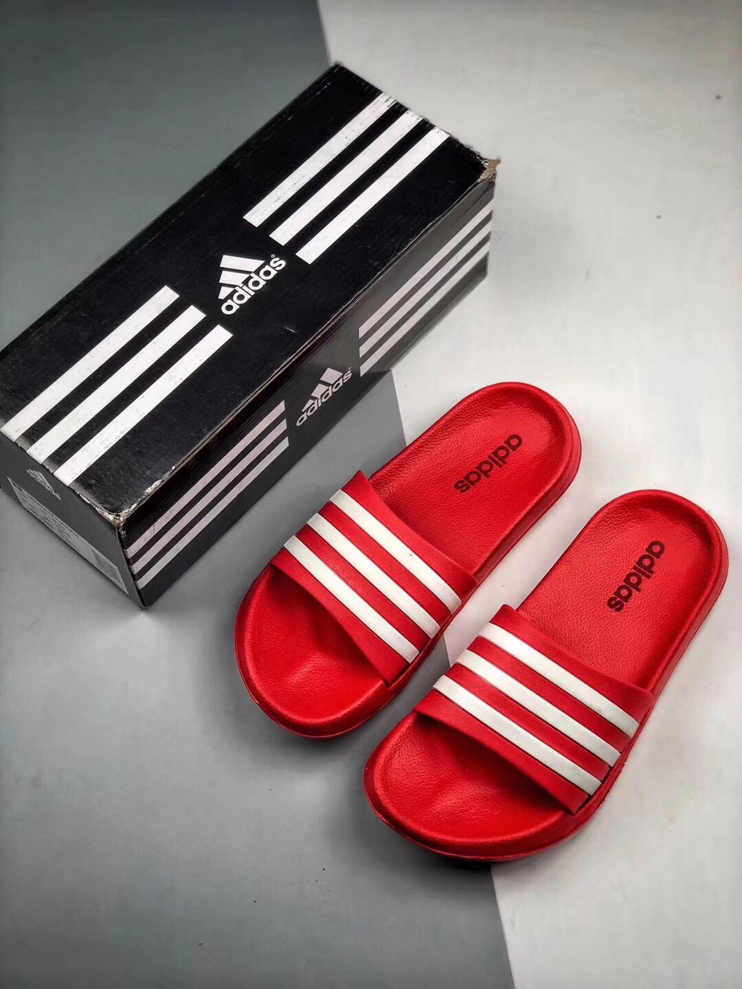 Adidas Original Adilette条纹系列 防水 防滑 超软舒适 被无数街拍潮人穿到烂，撞鞋率极高的一款拖鞋，简约的条纹配以各种撞色，专属Adidas运用到拖鞋上，带来强烈的运动感。Size： 35 36 37 38 39 40 41 42 43 44 45