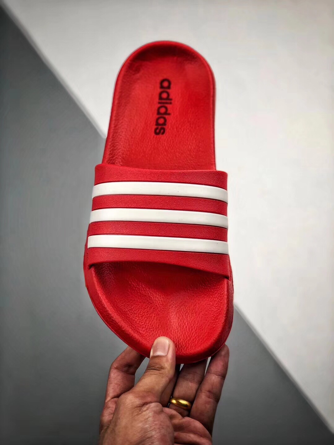 Adidas Original Adilette条纹系列 防水 防滑 超软舒适 被无数街拍潮人穿到烂，撞鞋率极高的一款拖鞋，简约的条纹配以各种撞色，专属Adidas运用到拖鞋上，带来强烈的运动感。Size： 35 36 37 38 39 40 41 42 43 44 45