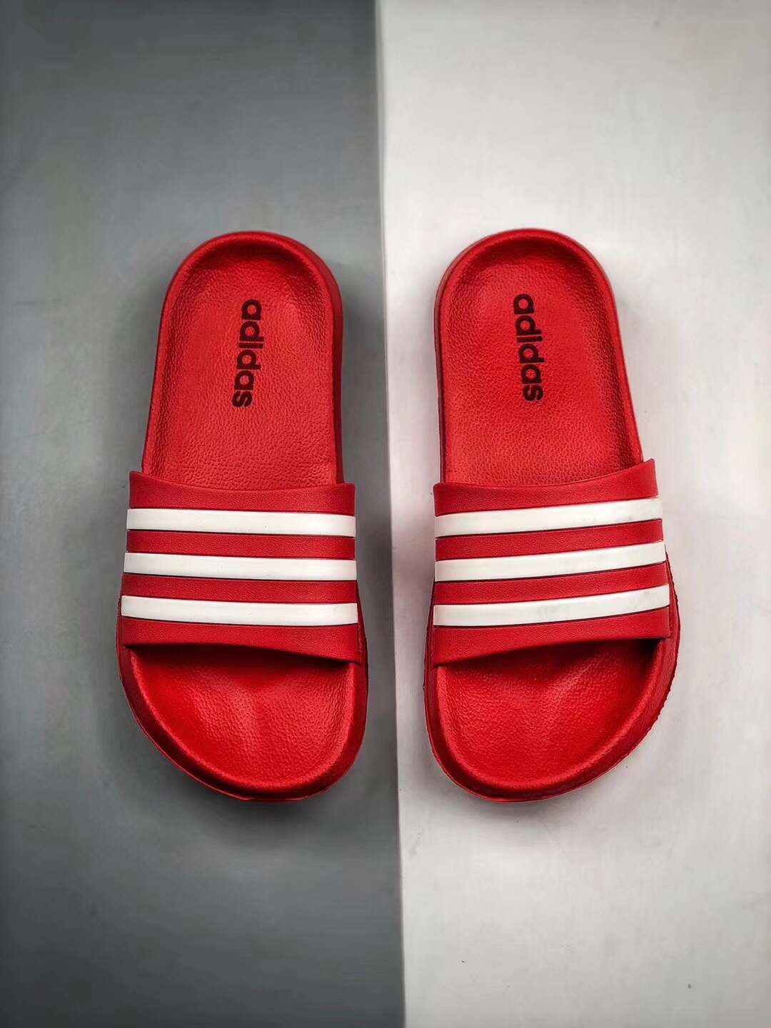 Adidas Original Adilette条纹系列 防水 防滑 超软舒适 被无数街拍潮人穿到烂，撞鞋率极高的一款拖鞋，简约的条纹配以各种撞色，专属Adidas运用到拖鞋上，带来强烈的运动感。Size： 35 36 37 38 39 40 41 42 43 44 45