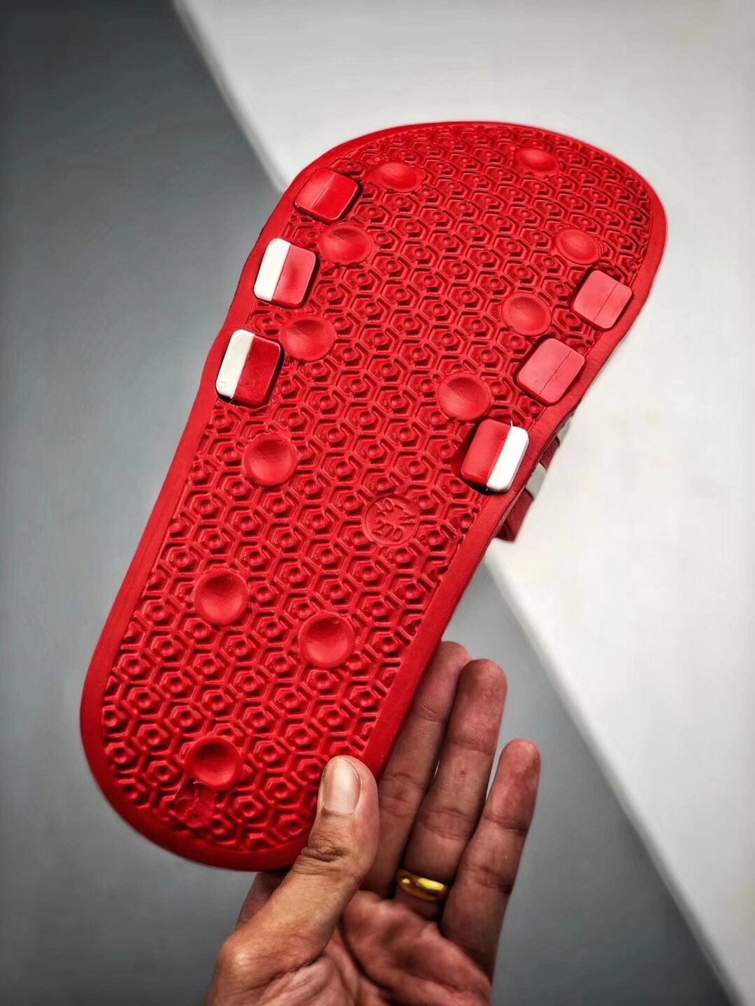 Adidas Original Adilette条纹系列 防水 防滑 超软舒适 被无数街拍潮人穿到烂，撞鞋率极高的一款拖鞋，简约的条纹配以各种撞色，专属Adidas运用到拖鞋上，带来强烈的运动感。Size： 35 36 37 38 39 40 41 42 43 44 45