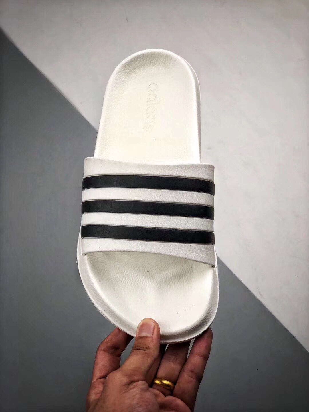 Adidas Original Adilette条纹系列 防水 防滑 超软舒适 被无数街拍潮人穿到烂，撞鞋率极高的一款拖鞋，简约的条纹配以各种撞色，专属Adidas运用到拖鞋上，带来强烈的运动感。Size： 35 36 37 38 39 40 41 42 43 44 45