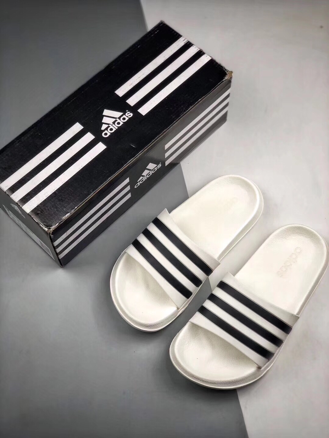 Adidas Original Adilette条纹系列 防水 防滑 超软舒适 被无数街拍潮人穿到烂，撞鞋率极高的一款拖鞋，简约的条纹配以各种撞色，专属Adidas运用到拖鞋上，带来强烈的运动感。Size： 35 36 37 38 39 40 41 42 43 44 45