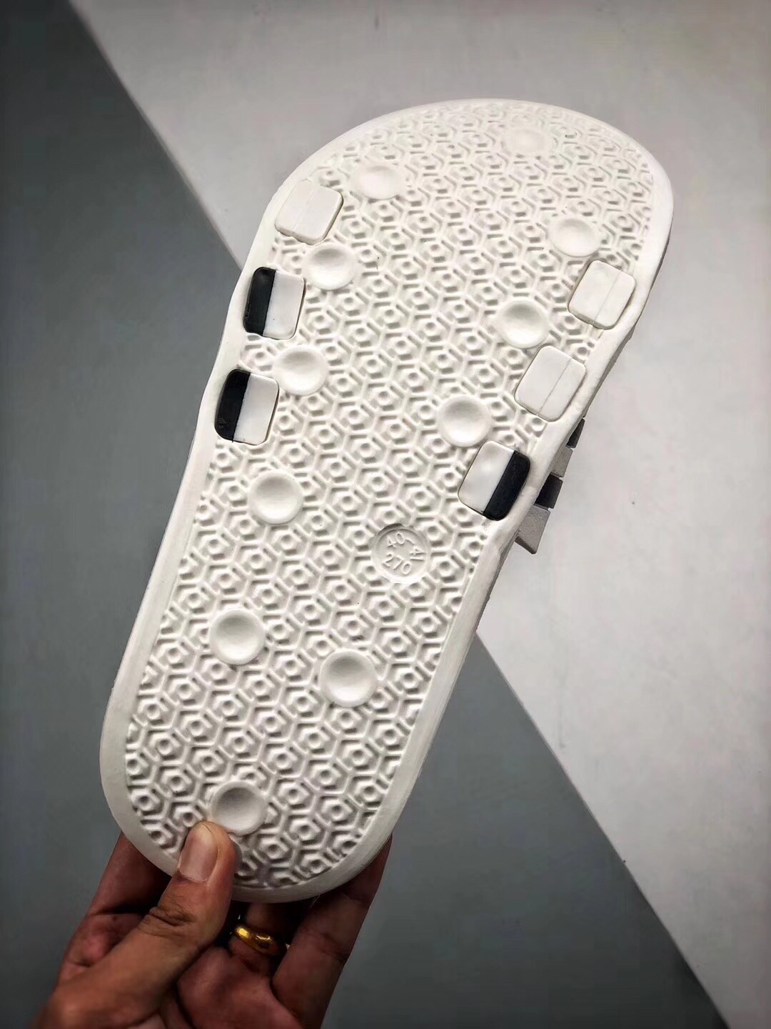 Adidas Original Adilette条纹系列 防水 防滑 超软舒适 被无数街拍潮人穿到烂，撞鞋率极高的一款拖鞋，简约的条纹配以各种撞色，专属Adidas运用到拖鞋上，带来强烈的运动感。Size： 35 36 37 38 39 40 41 42 43 44 45