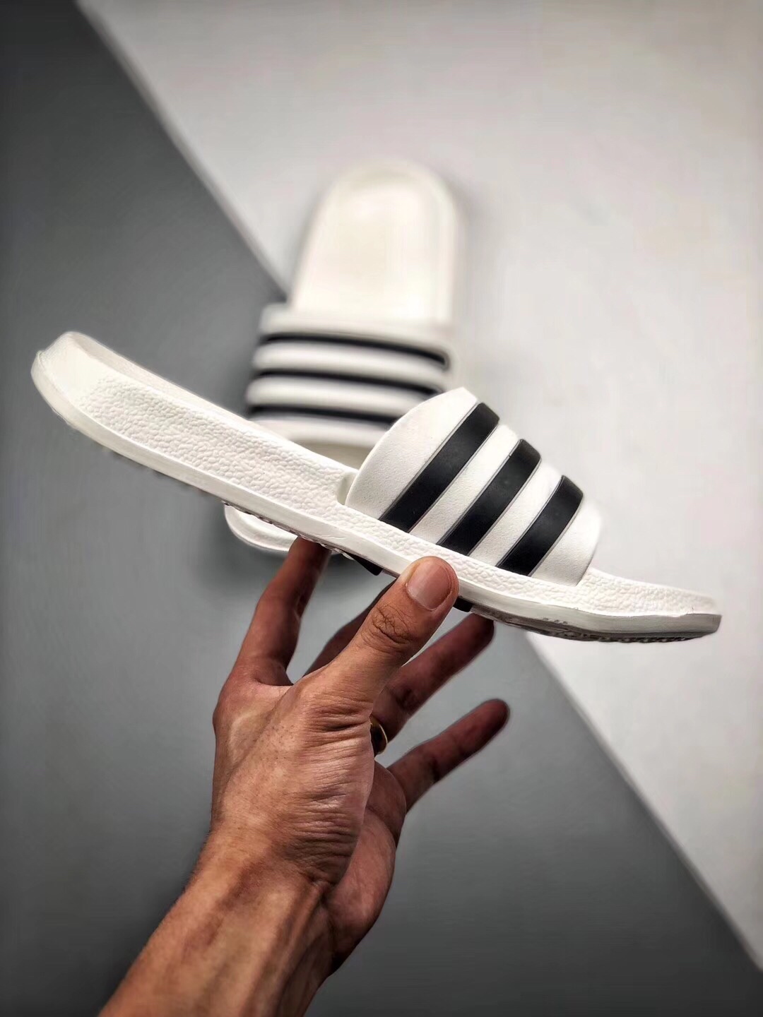 Adidas Original Adilette条纹系列 防水 防滑 超软舒适 被无数街拍潮人穿到烂，撞鞋率极高的一款拖鞋，简约的条纹配以各种撞色，专属Adidas运用到拖鞋上，带来强烈的运动感。Size： 35 36 37 38 39 40 41 42 43 44 45