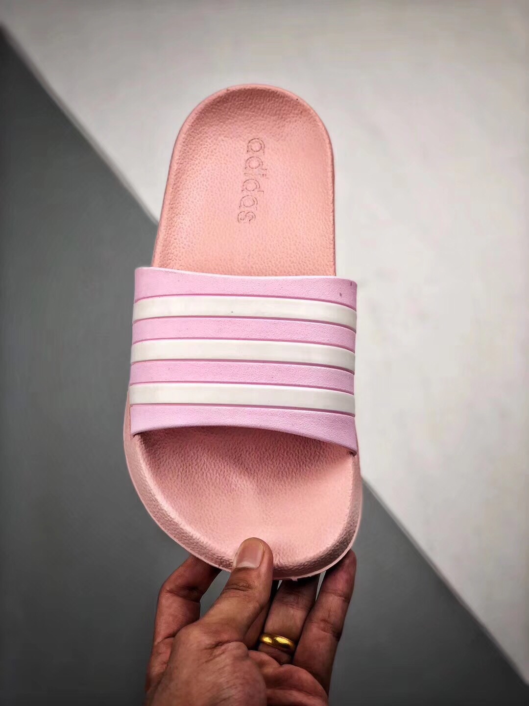 Adidas Original Adilette条纹系列  防水 防滑 超软舒适 被无数街拍潮人穿到烂，撞鞋率极高的一款拖鞋，简约的条纹配以各种撞色，专属Adidas运用到拖鞋上，带来强烈的运动感。Size： 35 36 37 38 39 40 41 42 43 44 45