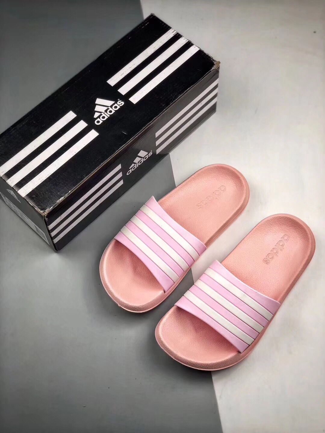 Adidas Original Adilette条纹系列  防水 防滑 超软舒适 被无数街拍潮人穿到烂，撞鞋率极高的一款拖鞋，简约的条纹配以各种撞色，专属Adidas运用到拖鞋上，带来强烈的运动感。Size： 35 36 37 38 39 40 41 42 43 44 45