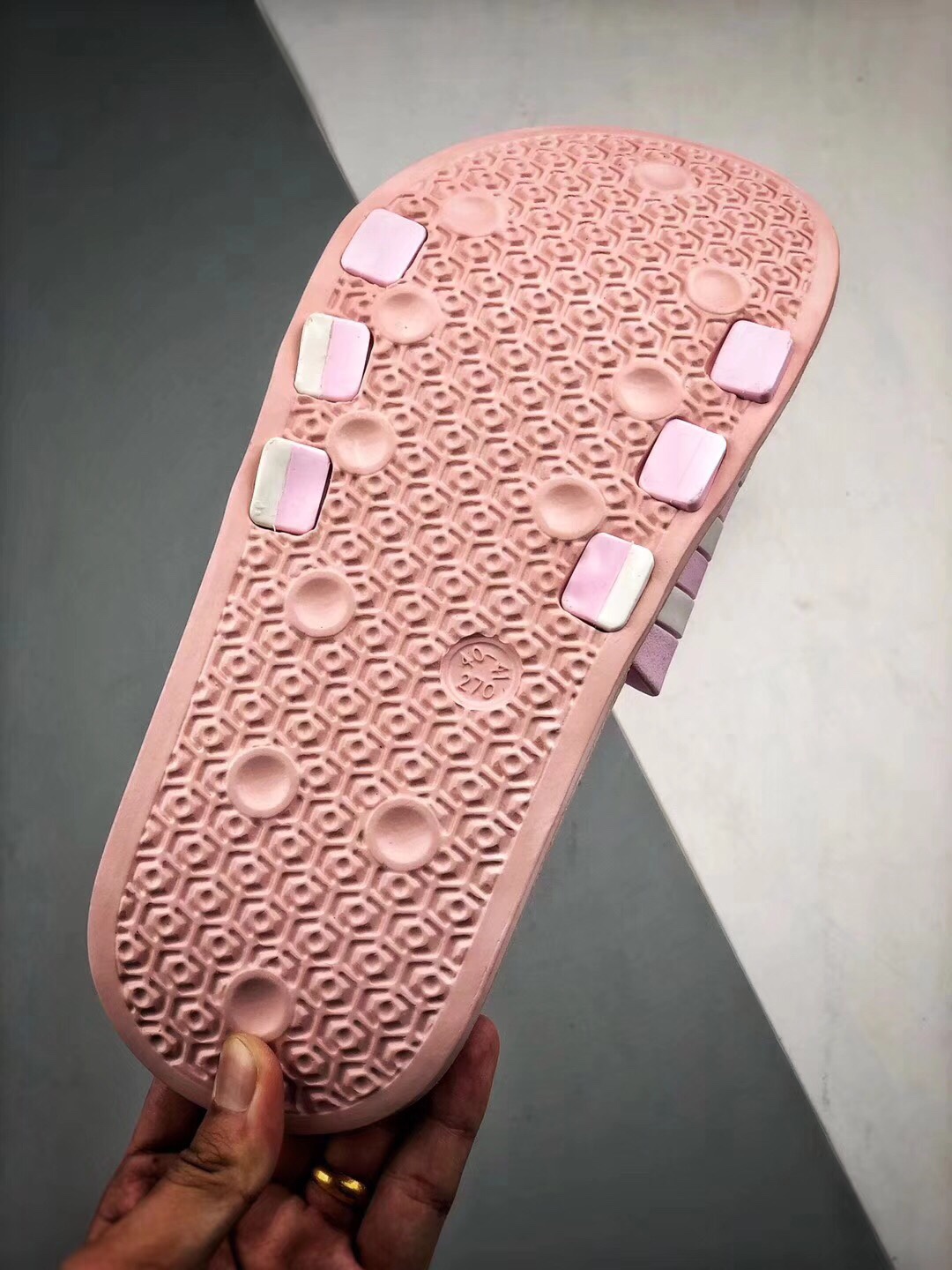 Adidas Original Adilette条纹系列  防水 防滑 超软舒适 被无数街拍潮人穿到烂，撞鞋率极高的一款拖鞋，简约的条纹配以各种撞色，专属Adidas运用到拖鞋上，带来强烈的运动感。Size： 35 36 37 38 39 40 41 42 43 44 45