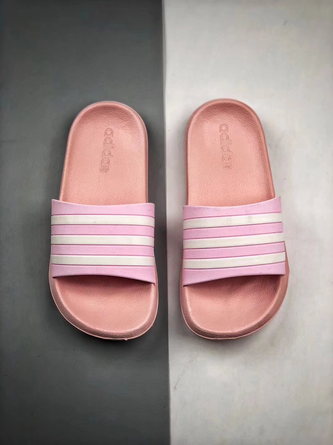 Adidas Original Adilette条纹系列  防水 防滑 超软舒适 被无数街拍潮人穿到烂，撞鞋率极高的一款拖鞋，简约的条纹配以各种撞色，专属Adidas运用到拖鞋上，带来强烈的运动感。Size： 35 36 37 38 39 40 41 42 43 44 45