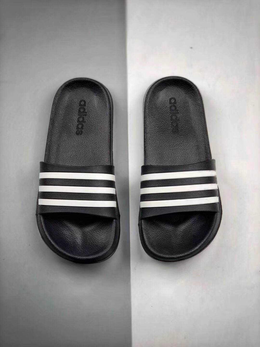 Adidas Original Adilette条纹系列防水 防滑 超软舒适 被无数街拍潮人穿到烂，撞鞋率极高的一款拖鞋，简约的条纹配以各种撞色，专属Adidas运用到拖鞋上，带来强烈的运动感。Size： 35 36 37 38 39 40 41 42 43 44 45