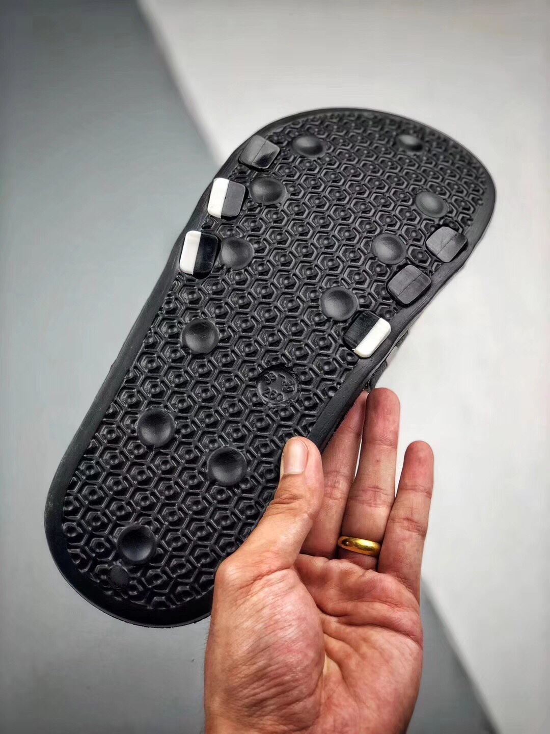 Adidas Original Adilette条纹系列防水 防滑 超软舒适 被无数街拍潮人穿到烂，撞鞋率极高的一款拖鞋，简约的条纹配以各种撞色，专属Adidas运用到拖鞋上，带来强烈的运动感。Size： 35 36 37 38 39 40 41 42 43 44 45