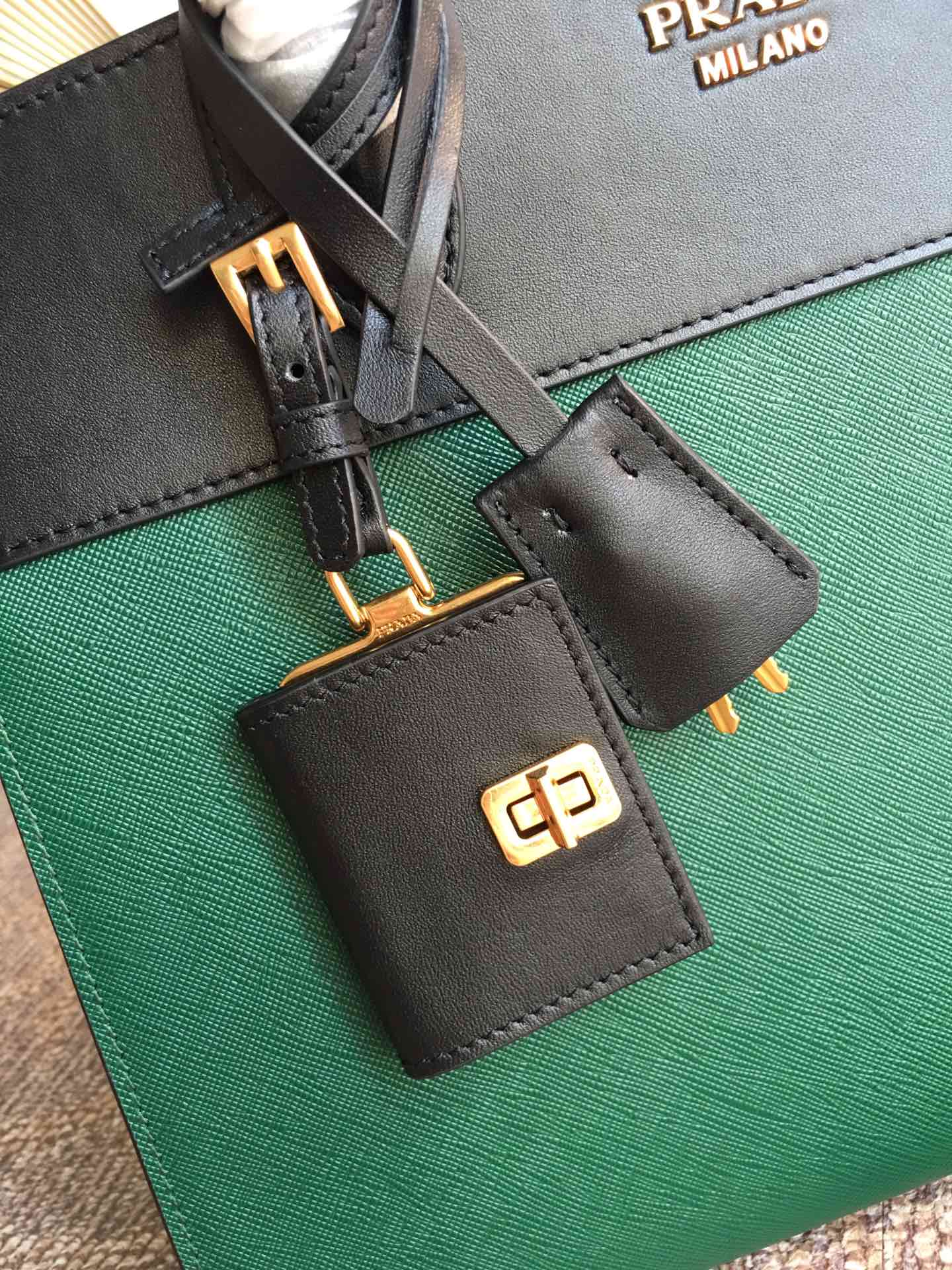 PRADA普拉达十字纹牛皮手提包lBA046