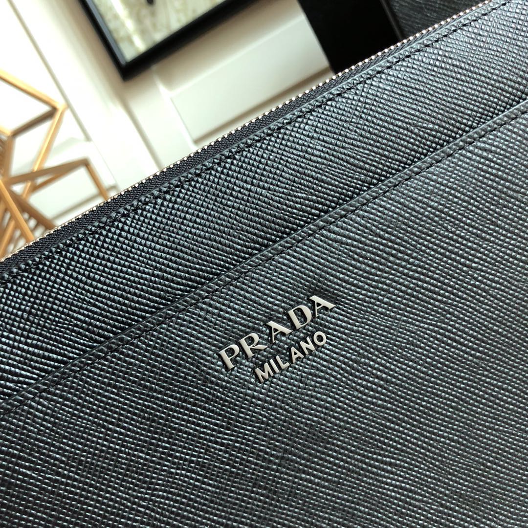 PRADA普拉达Saffiano皮革男士新款手拿包2VF019