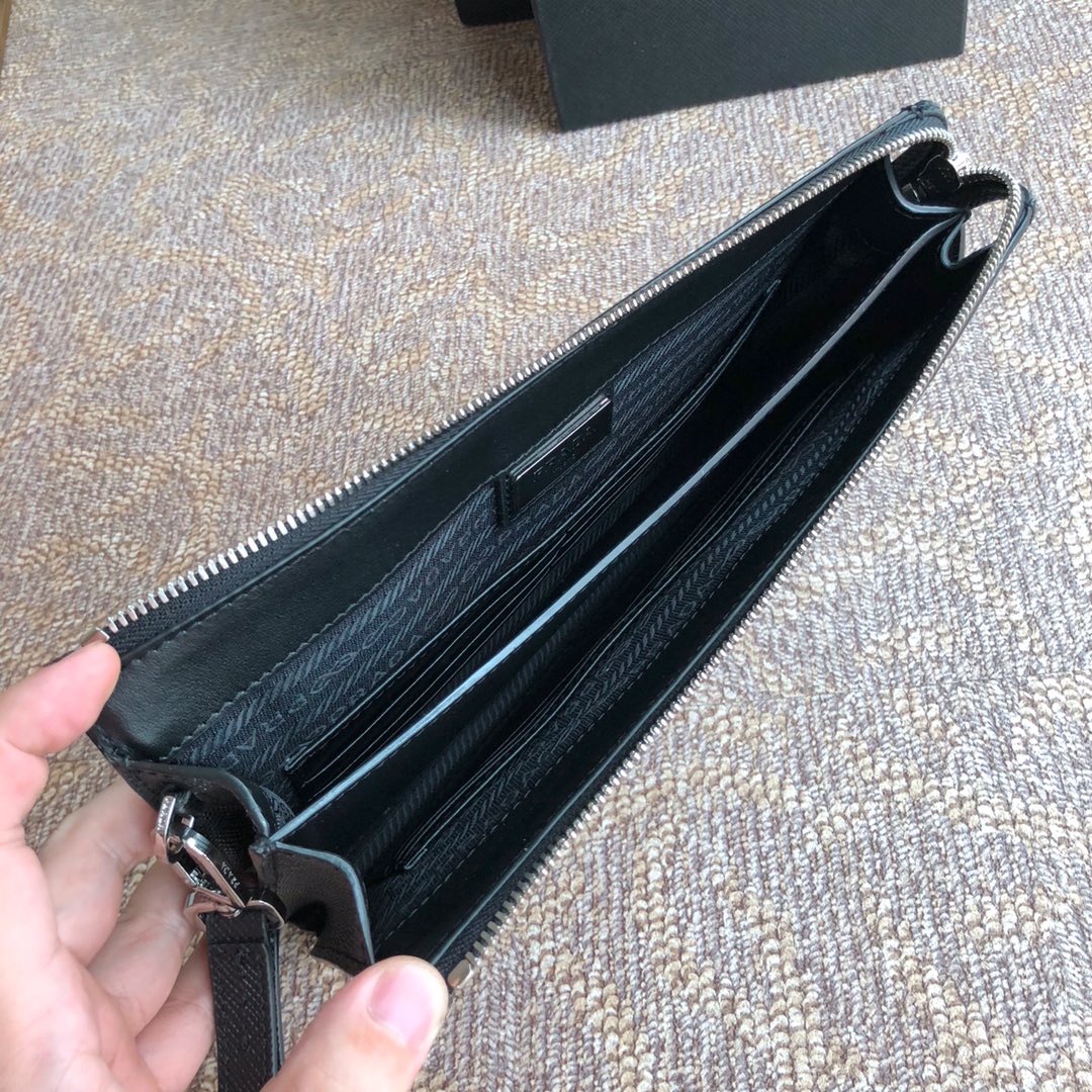 PRADA普拉达Saffiano皮革男士新款手拿包2VF019