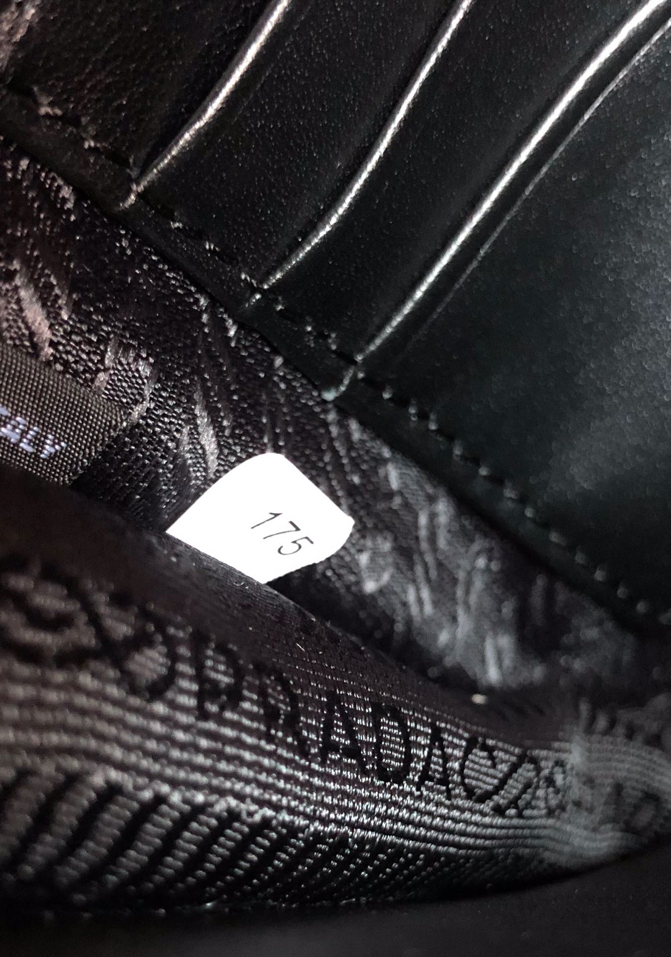 PRADA普拉达Saffiano皮革男士新款手拿包2VF019