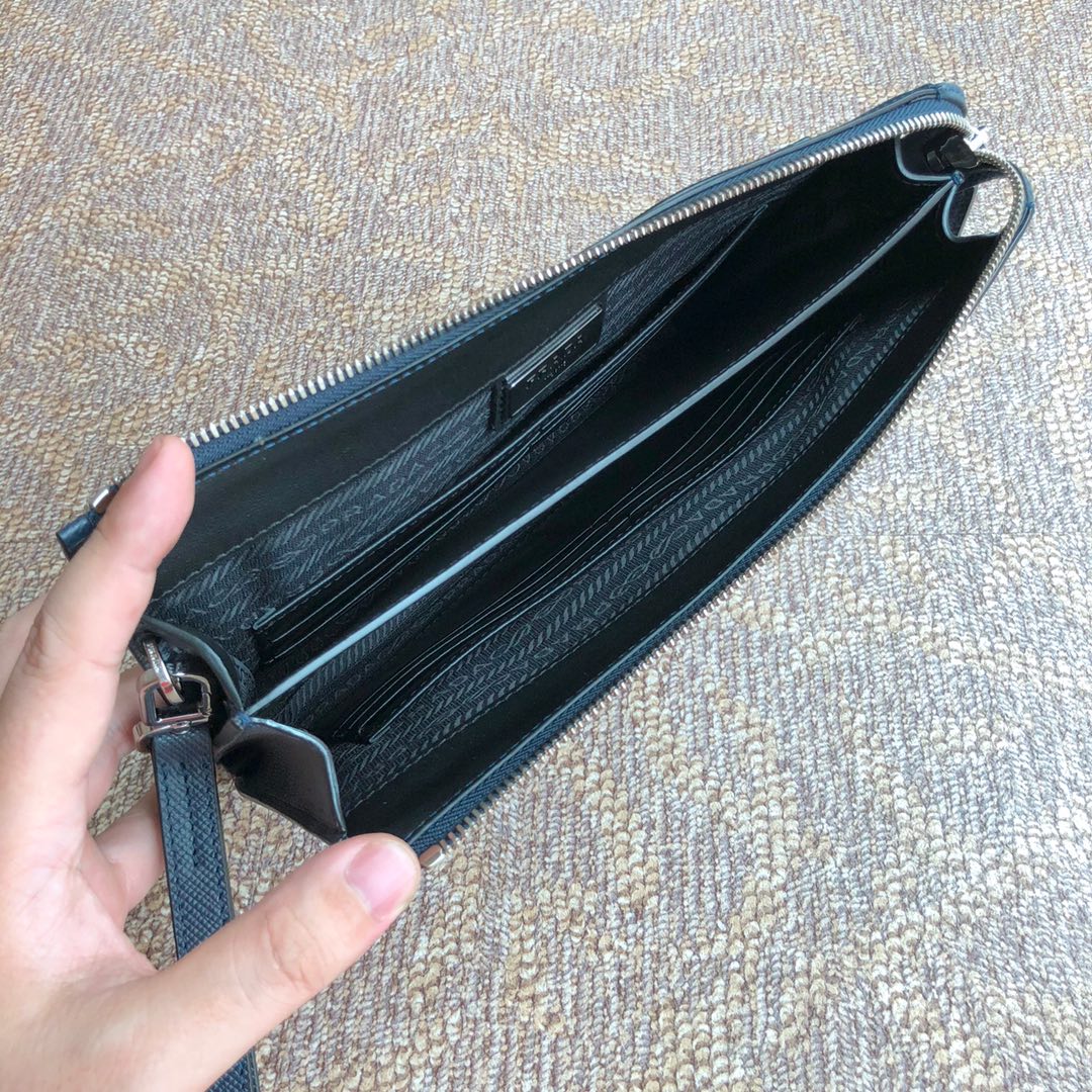 PRADA普拉达Saffiano皮革男士新款手拿包2VF019