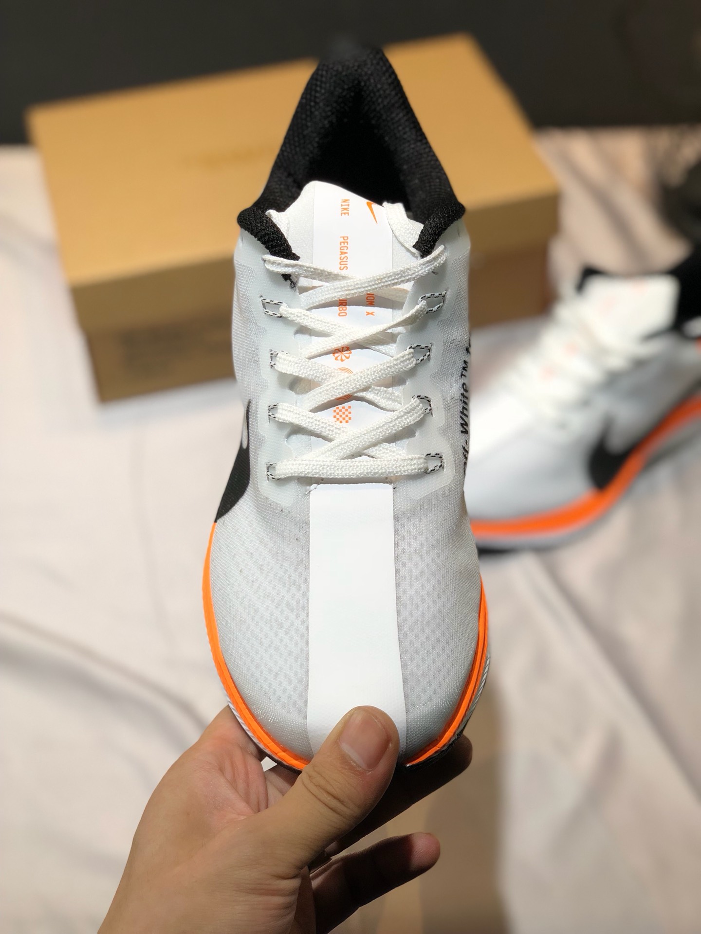 140  耐克 NIKE ZOOM PEGASUS 35 TURBO Off-White 联名款 顶级缓震科技 进口网纱疾速透气等 最新技术在登月35代系列上的最新应用 体验耐克最好最新的前沿科技 <br />尺码: 36 36  37  38 38  39  40 40  41  42 42  43  44 45