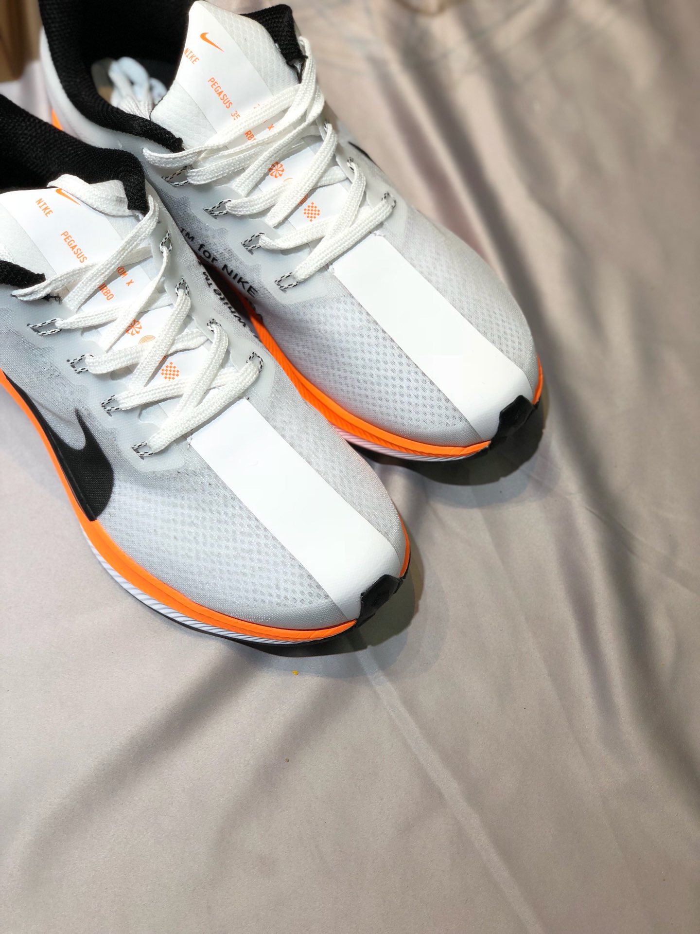 140  耐克 NIKE ZOOM PEGASUS 35 TURBO Off-White 联名款 顶级缓震科技 进口网纱疾速透气等 最新技术在登月35代系列上的最新应用 体验耐克最好最新的前沿科技 <br />尺码: 36 36  37  38 38  39  40 40  41  42 42  43  44 45