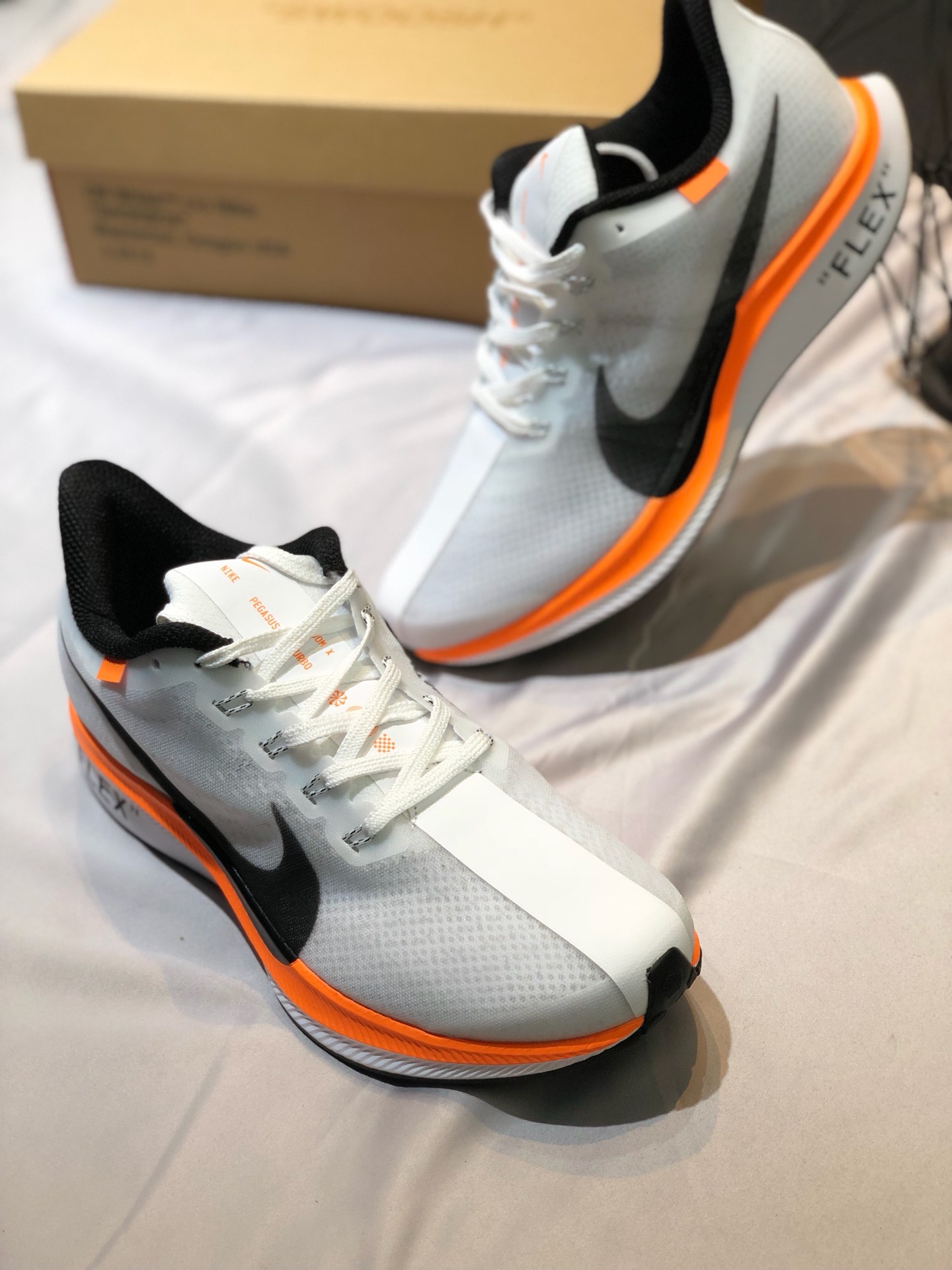 140  耐克 NIKE ZOOM PEGASUS 35 TURBO Off-White 联名款 顶级缓震科技 进口网纱疾速透气等 最新技术在登月35代系列上的最新应用 体验耐克最好最新的前沿科技 <br />尺码: 36 36  37  38 38  39  40 40  41  42 42  43  44 45