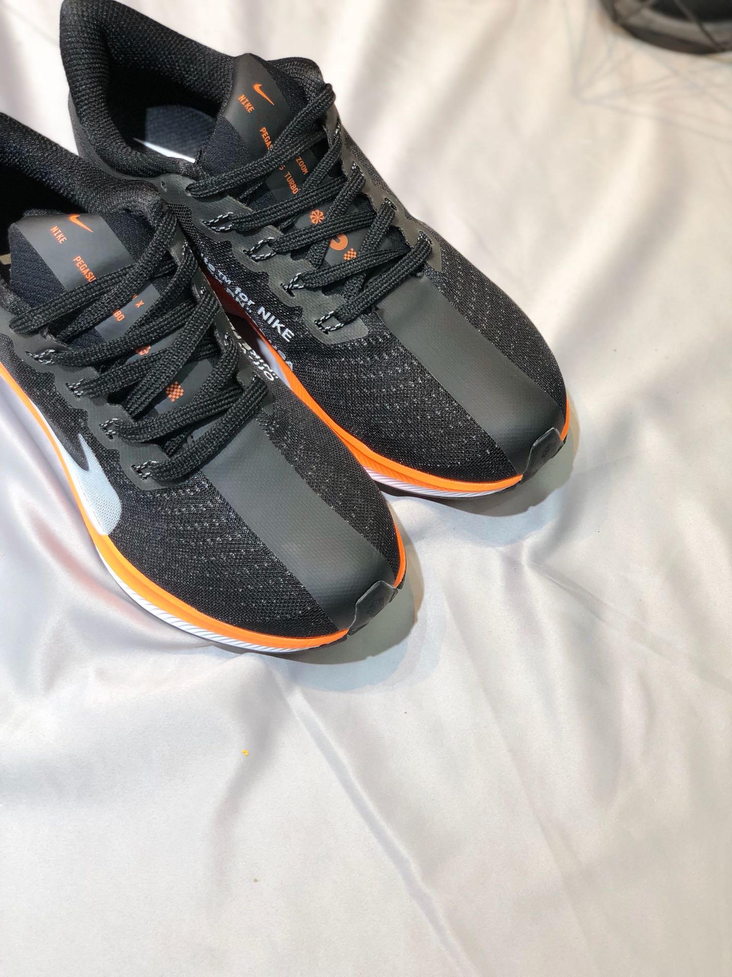 140  耐克 NIKE ZOOM PEGASUS 35 TURBO Off-White 联名款 顶级缓震科技 进口网纱疾速透气等 最新技术在登月35代系列上的最新应用 体验耐克最好最新的前沿科技 <br />尺码: 36 36  37  38 38  39  40 40  41  42 42  43  44 45