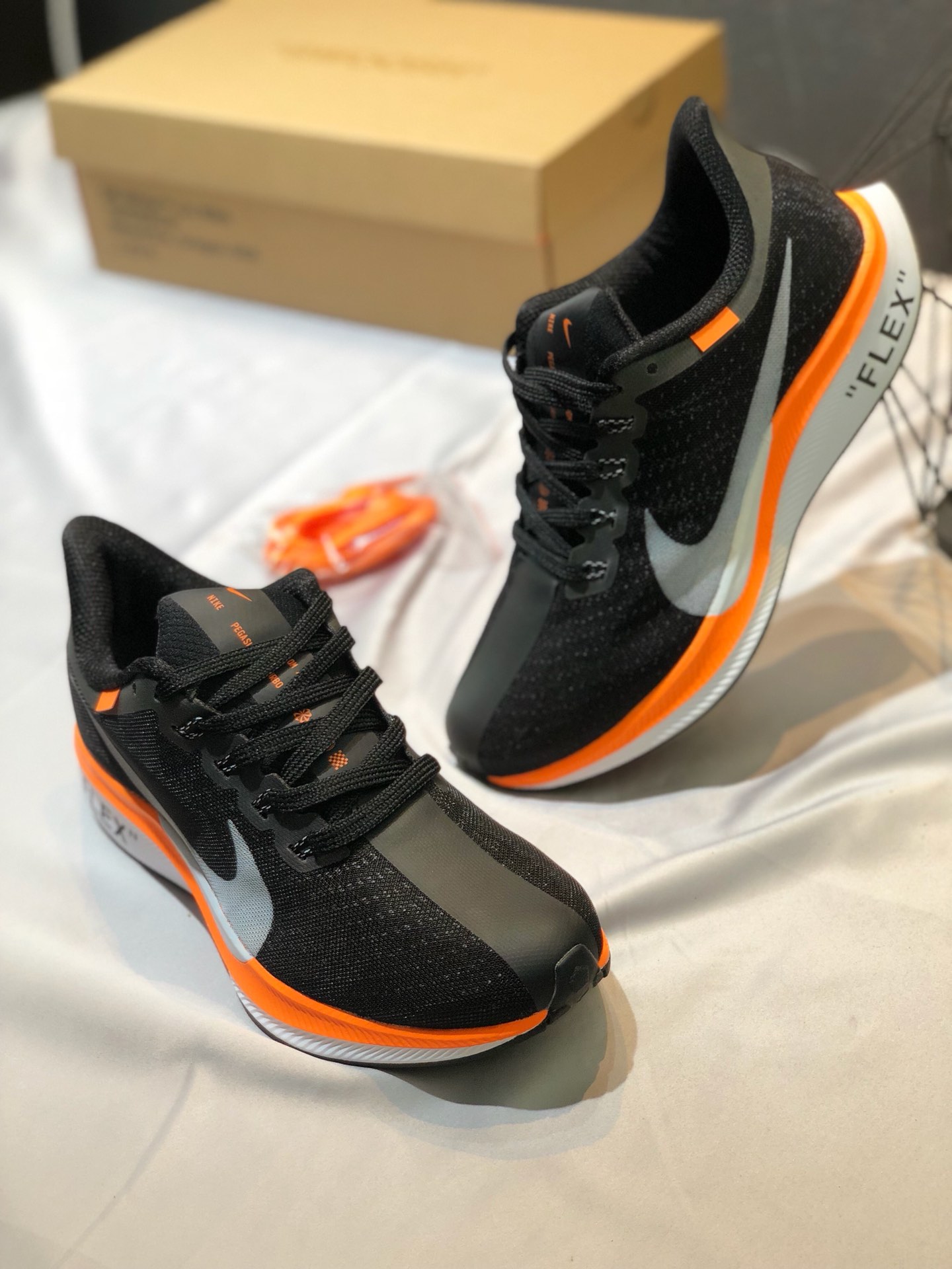 140  耐克 NIKE ZOOM PEGASUS 35 TURBO Off-White 联名款 顶级缓震科技 进口网纱疾速透气等 最新技术在登月35代系列上的最新应用 体验耐克最好最新的前沿科技 <br />尺码: 36 36  37  38 38  39  40 40  41  42 42  43  44 45