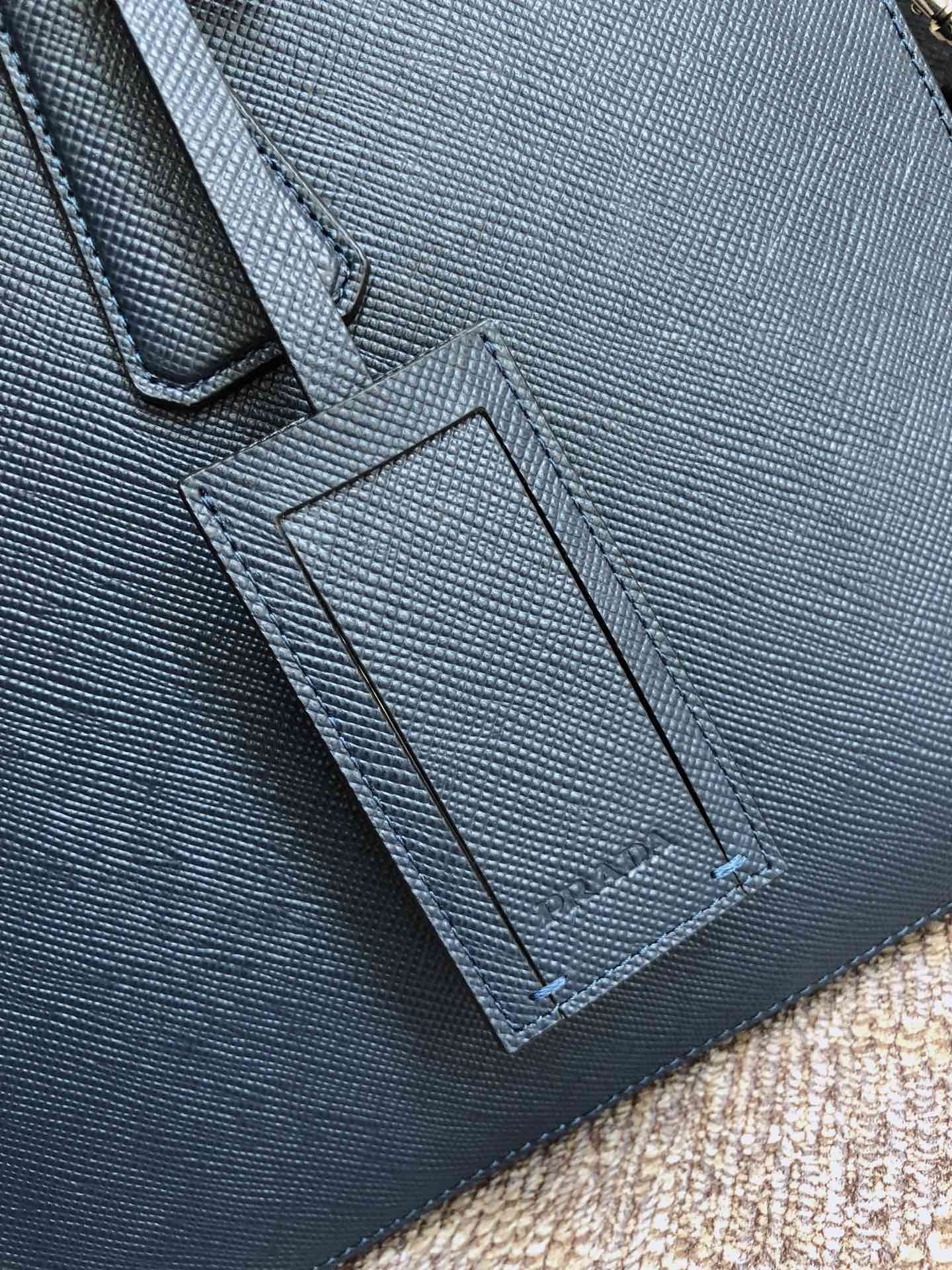 PRADA普拉达进口粗十字纹牛皮男士公文包2VE008B