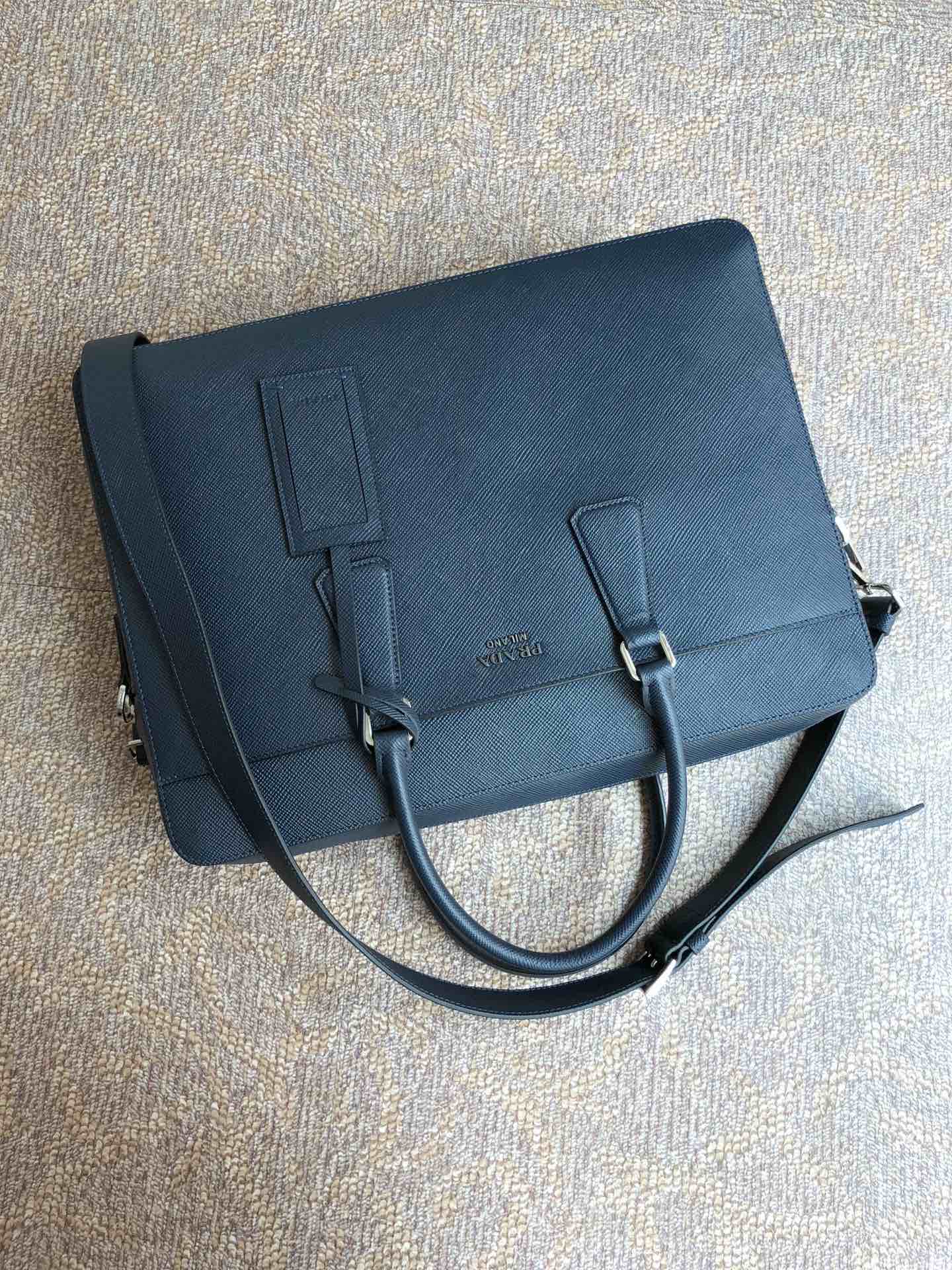 PRADA普拉达进口粗十字纹牛皮男士公文包2VE008B