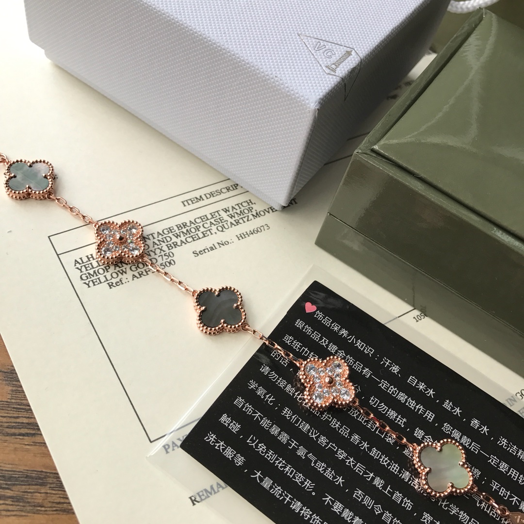 Van Cleef & Arpels VCA五花间钻灰母贝手链，亚金材质超强保色，非常大方典雅的灰母贝，不想撞款的最佳选择