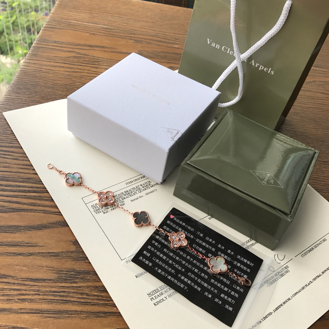 Van Cleef & Arpels VCA五花间钻灰母贝手链，亚金材质超强保色，非常大方典雅的灰母贝，不想撞款的最佳选择