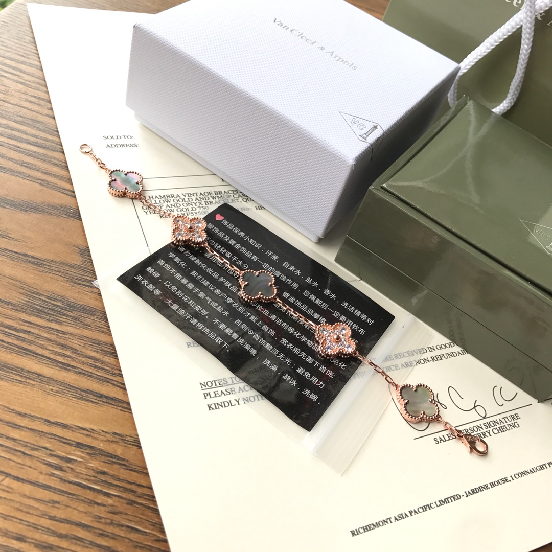 Van Cleef & Arpels VCA五花间钻灰母贝手链，亚金材质超强保色，非常大方典雅的灰母贝，不想撞款的最佳选择