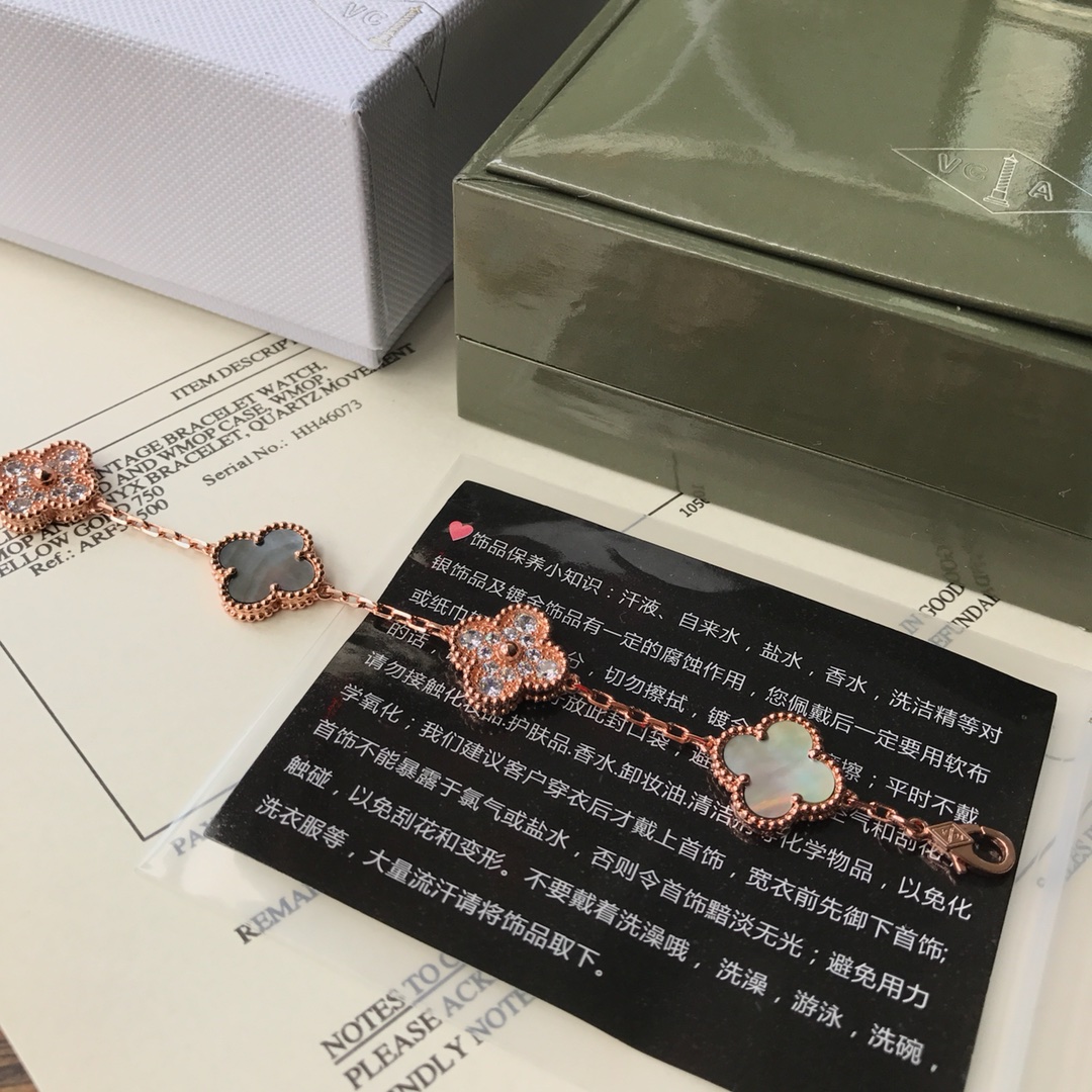 Van Cleef & Arpels VCA五花间钻灰母贝手链，亚金材质超强保色，非常大方典雅的灰母贝，不想撞款的最佳选择