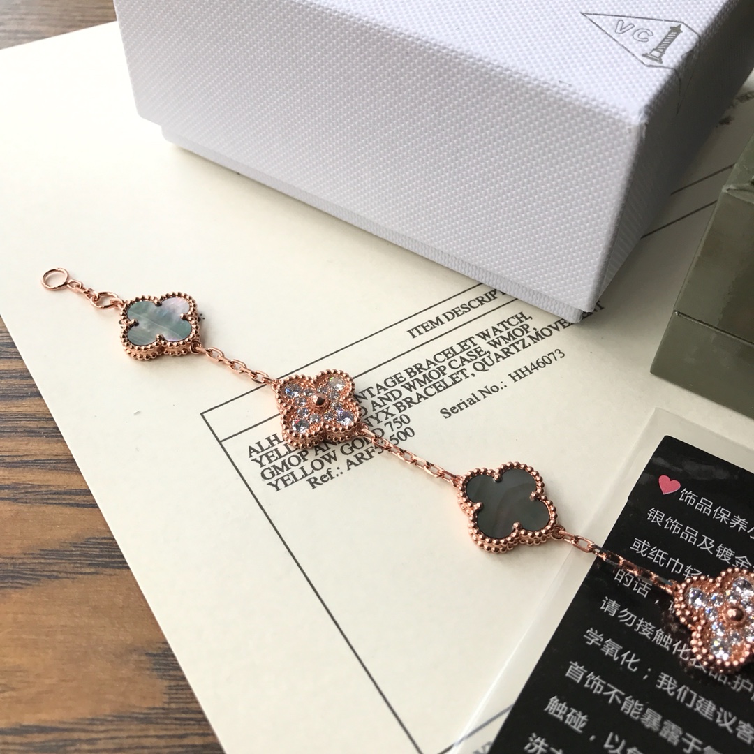 Van Cleef & Arpels VCA五花间钻灰母贝手链，亚金材质超强保色，非常大方典雅的灰母贝，不想撞款的最佳选择