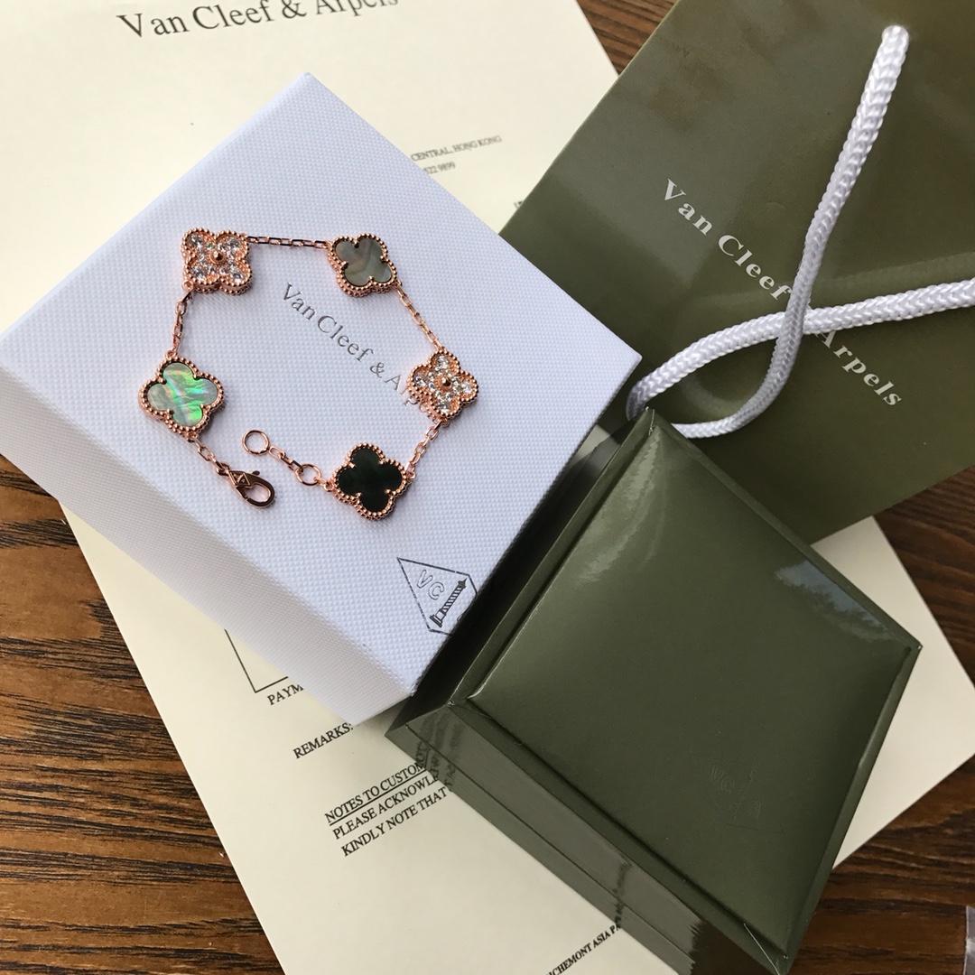 Van Cleef & Arpels VCA五花间钻灰母贝手链，亚金材质超强保色，非常大方典雅的灰母贝，不想撞款的最佳选择