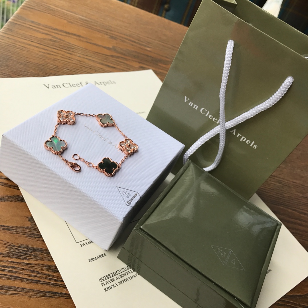 Van Cleef & Arpels VCA五花间钻灰母贝手链，亚金材质超强保色，非常大方典雅的灰母贝，不想撞款的最佳选择
