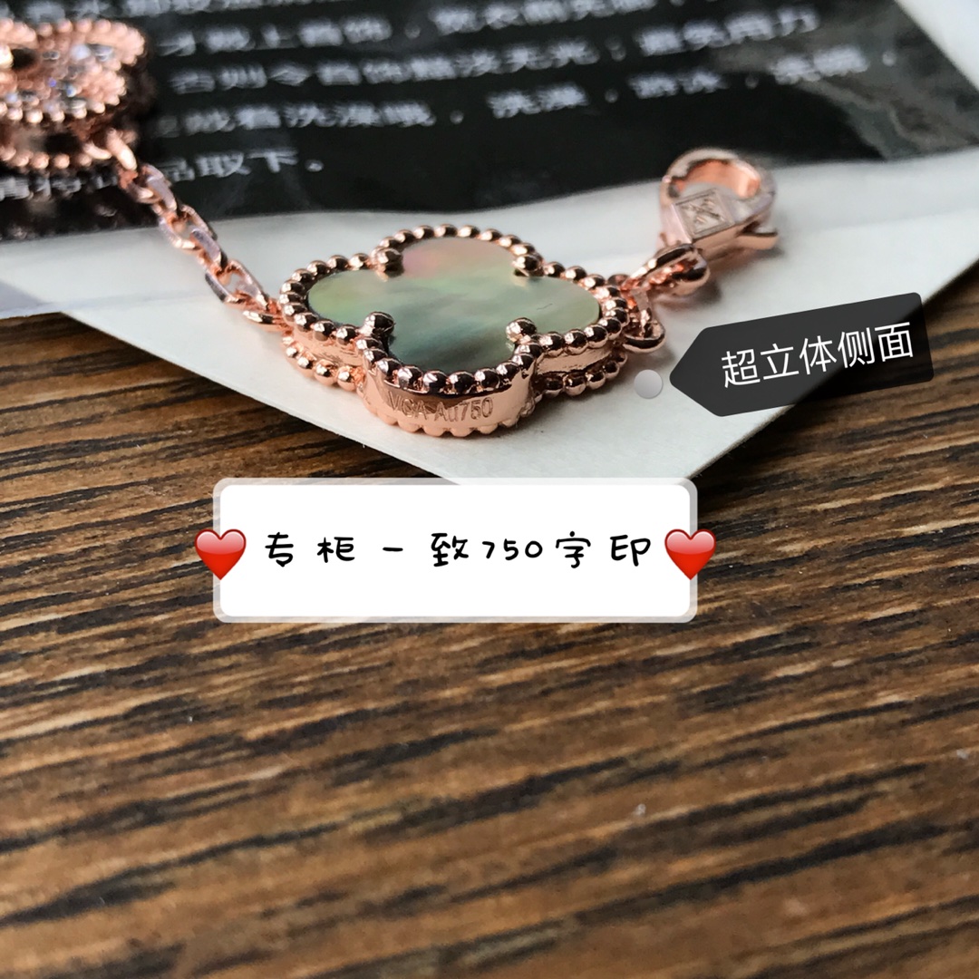 Van Cleef & Arpels VCA五花间钻灰母贝手链，亚金材质超强保色，非常大方典雅的灰母贝，不想撞款的最佳选择