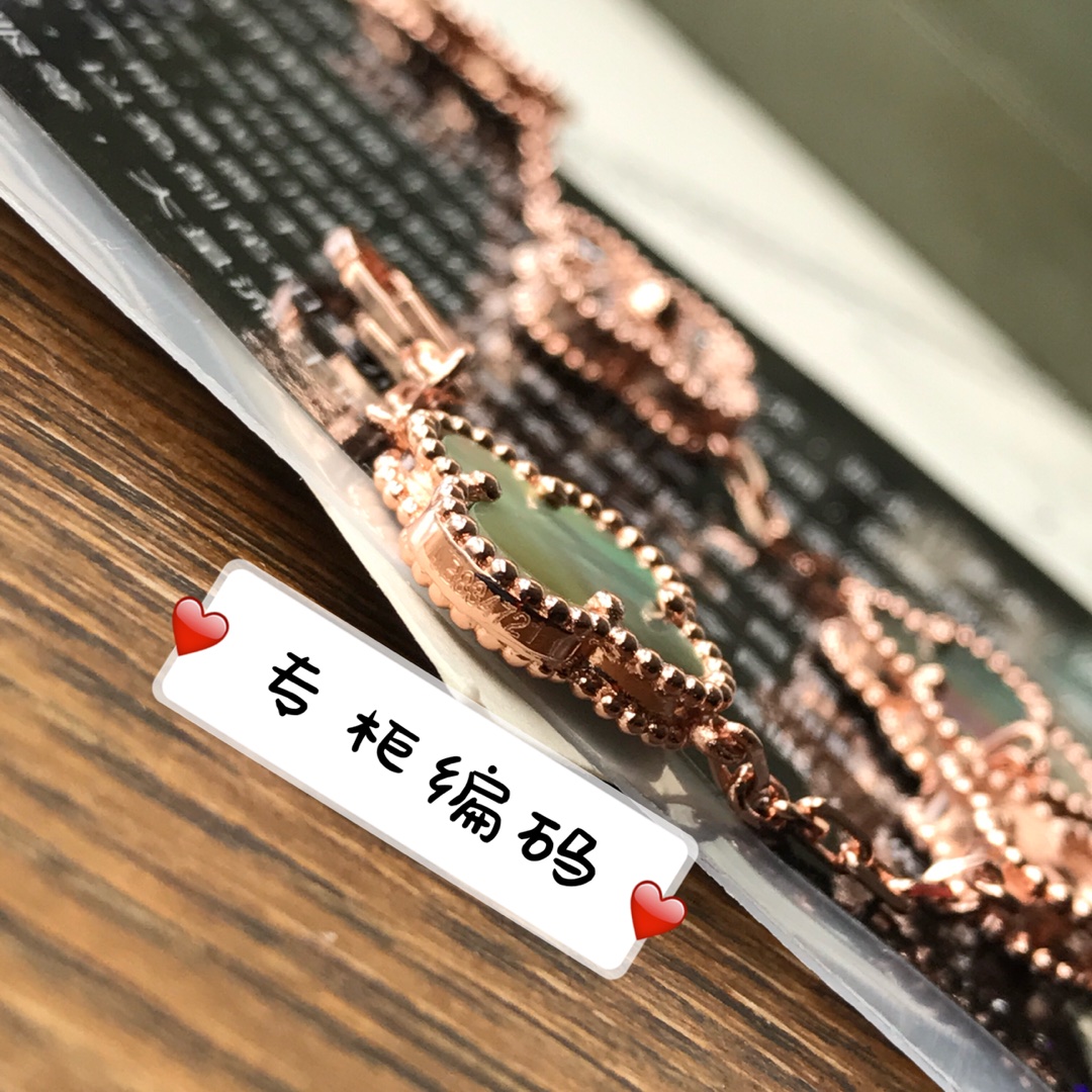 Van Cleef & Arpels VCA五花间钻灰母贝手链，亚金材质超强保色，非常大方典雅的灰母贝，不想撞款的最佳选择