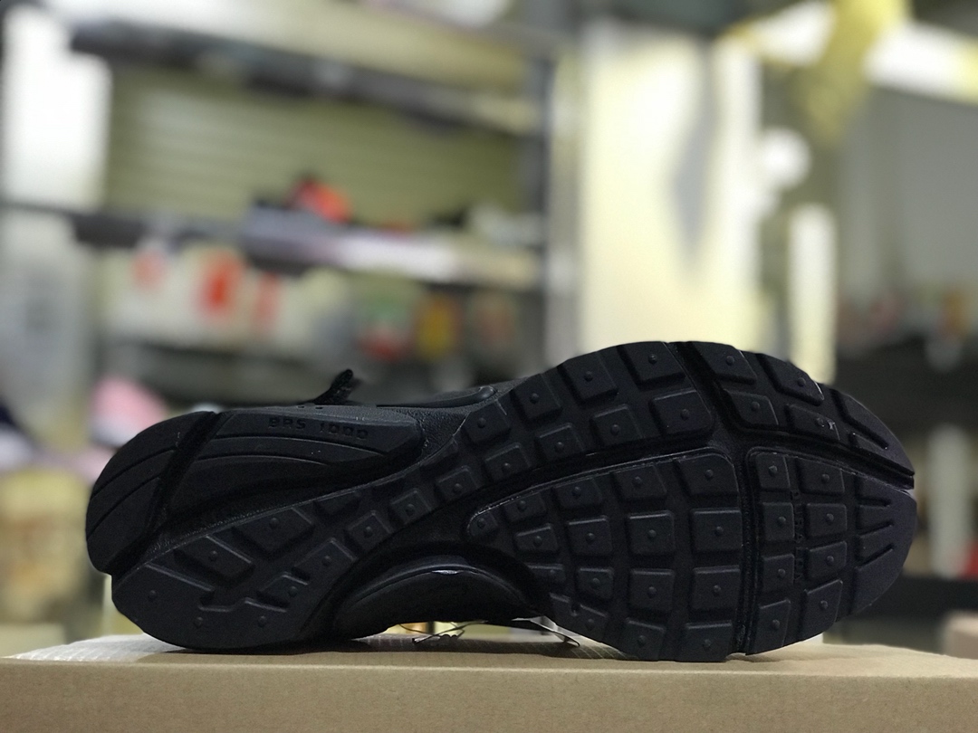 120   周杰伦 陈冠希上脚款<br /><br /> 纯原耐克王联名 Off-White  x Nike Air Presto  <br />原底组合模具，原装大底 由六个分离部分拼接组成 原盒原配 三色鞋带 配原装防盗扣 真标！<br />Size: 36 36.5 37 38 38.5 39 40 40.5 41 42 42.5 43 44 44.5 45 全码齐