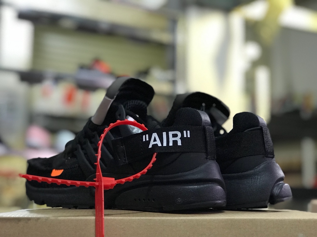 120   周杰伦 陈冠希上脚款<br /><br /> 纯原耐克王联名 Off-White  x Nike Air Presto  <br />原底组合模具，原装大底 由六个分离部分拼接组成 原盒原配 三色鞋带 配原装防盗扣 真标！<br />Size: 36 36.5 37 38 38.5 39 40 40.5 41 42 42.5 43 44 44.5 45 全码齐