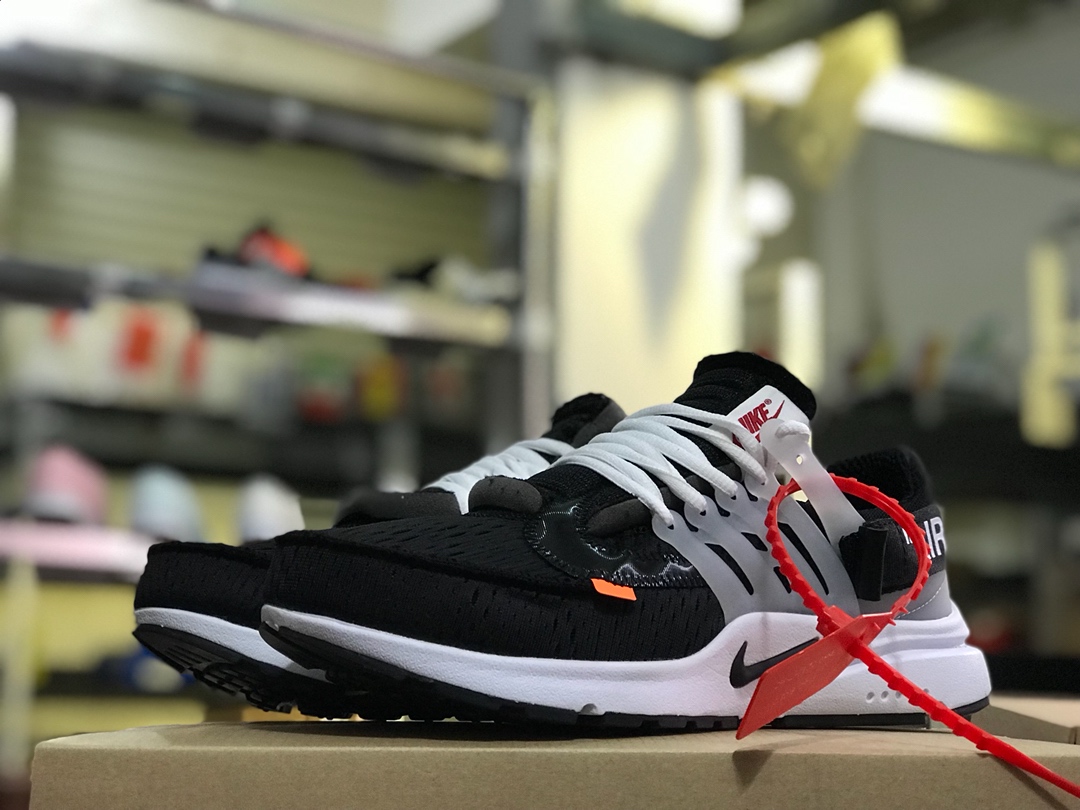 120   周杰伦 陈冠希上脚款<br /><br /> 公司级 纯原耐克王联名 Off-White  x Nike Air Presto  <br />原底组合模具，原装大底 由六个分离部分拼接组成 原盒原配 三色鞋带 配原装防盗扣 真标！<br />Size: 36 36.5 37 38 38.5 39 40 40.5 41 42 42.5 43 44 44.5 45全码齐