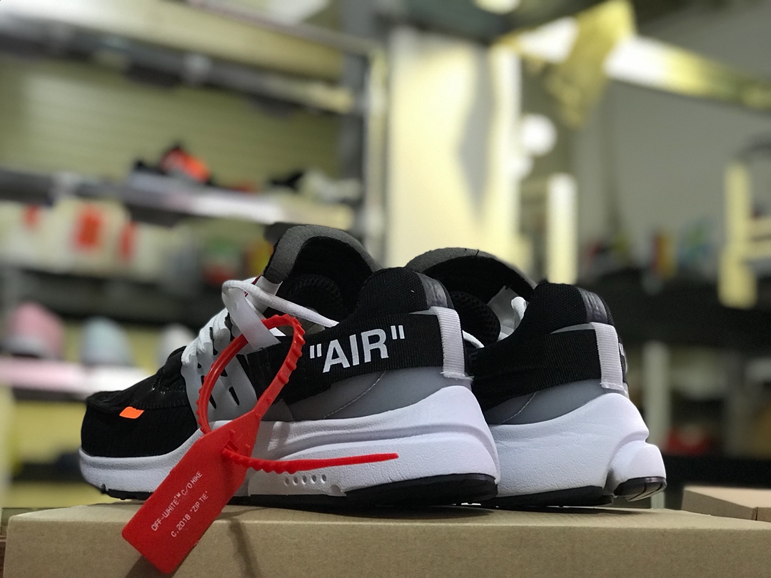 120   周杰伦 陈冠希上脚款<br /><br /> 公司级 纯原耐克王联名 Off-White  x Nike Air Presto  <br />原底组合模具，原装大底 由六个分离部分拼接组成 原盒原配 三色鞋带 配原装防盗扣 真标！<br />Size: 36 36.5 37 38 38.5 39 40 40.5 41 42 42.5 43 44 44.5 45全码齐