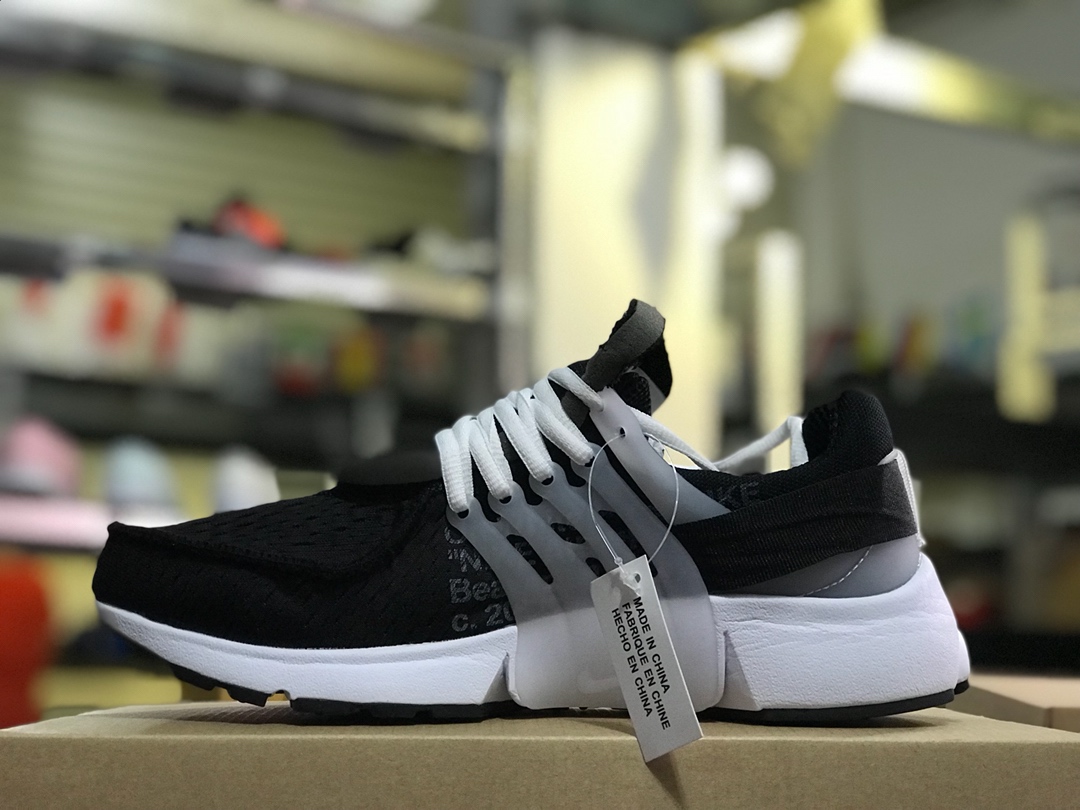 120   周杰伦 陈冠希上脚款<br /><br /> 公司级 纯原耐克王联名 Off-White  x Nike Air Presto  <br />原底组合模具，原装大底 由六个分离部分拼接组成 原盒原配 三色鞋带 配原装防盗扣 真标！<br />Size: 36 36.5 37 38 38.5 39 40 40.5 41 42 42.5 43 44 44.5 45全码齐