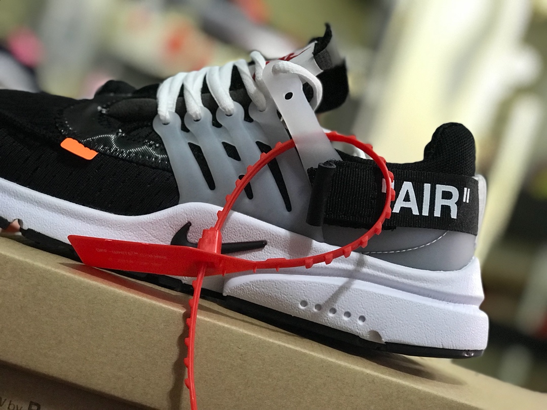 120   周杰伦 陈冠希上脚款<br /><br /> 公司级 纯原耐克王联名 Off-White  x Nike Air Presto  <br />原底组合模具，原装大底 由六个分离部分拼接组成 原盒原配 三色鞋带 配原装防盗扣 真标！<br />Size: 36 36.5 37 38 38.5 39 40 40.5 41 42 42.5 43 44 44.5 45全码齐
