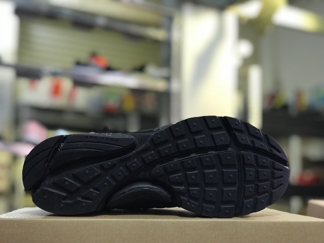 120   周杰伦 陈冠希上脚款<br /><br /> Virgil Abloh x Nike Air Presto ”2018 Black” 纯原耐克王联名<br />原底组合模具，原装大底 由六个分离部分拼接组成 原盒原配 三色鞋带 配原装防盗扣 真标！<br />Size: 36 36.5 37 38 38.5 39 40 40.5 41 42 42.5 43 44 44.5 45