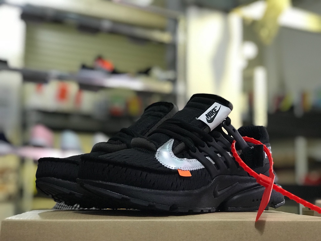 120   周杰伦 陈冠希上脚款<br /><br /> Virgil Abloh x Nike Air Presto ”2018 Black” 纯原耐克王联名<br />原底组合模具，原装大底 由六个分离部分拼接组成 原盒原配 三色鞋带 配原装防盗扣 真标！<br />Size: 36 36.5 37 38 38.5 39 40 40.5 41 42 42.5 43 44 44.5 45